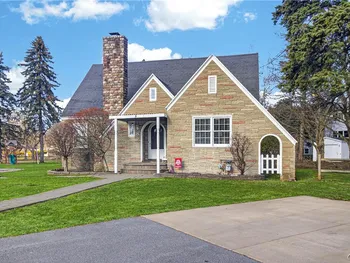 Property at 8 Crescent Drive, New Hartford, NY 13417