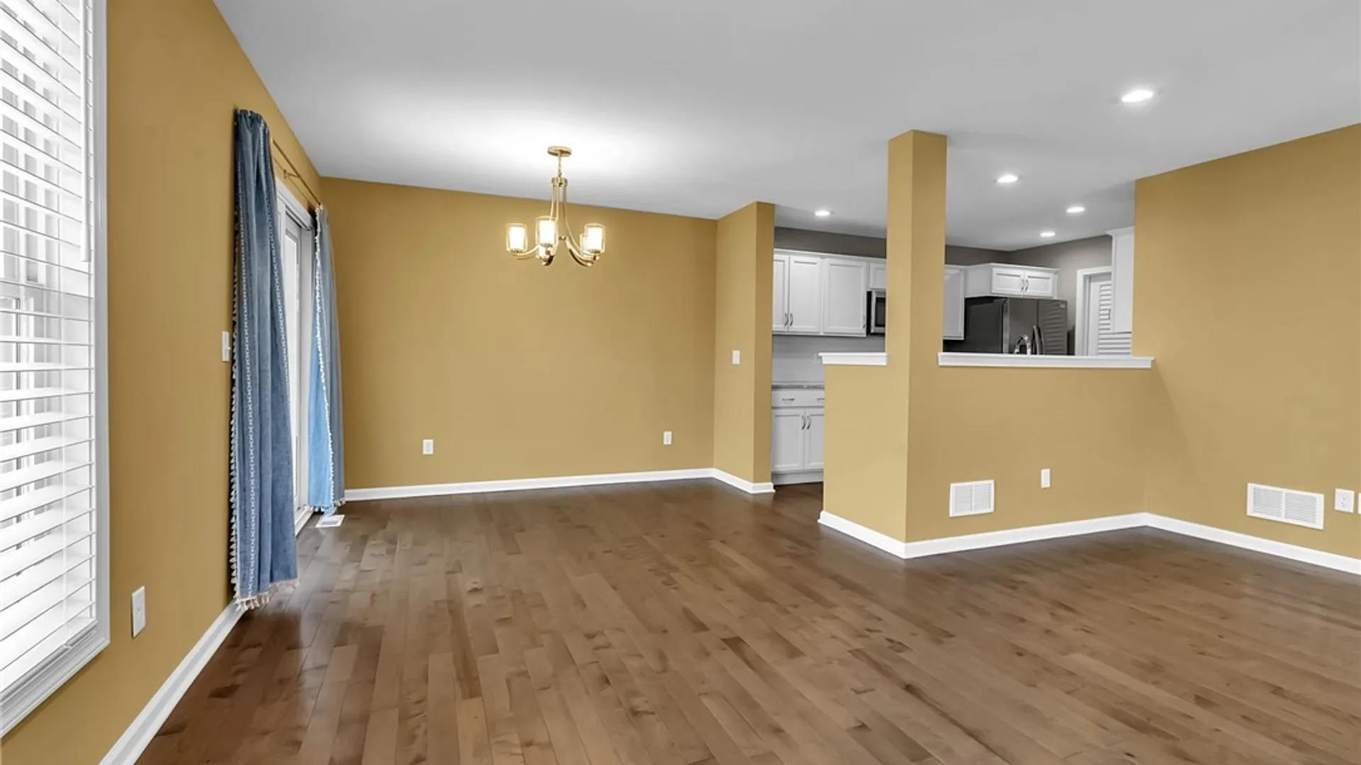 Property at 701 Carriage Lane, West Seneca, NY 14224 6