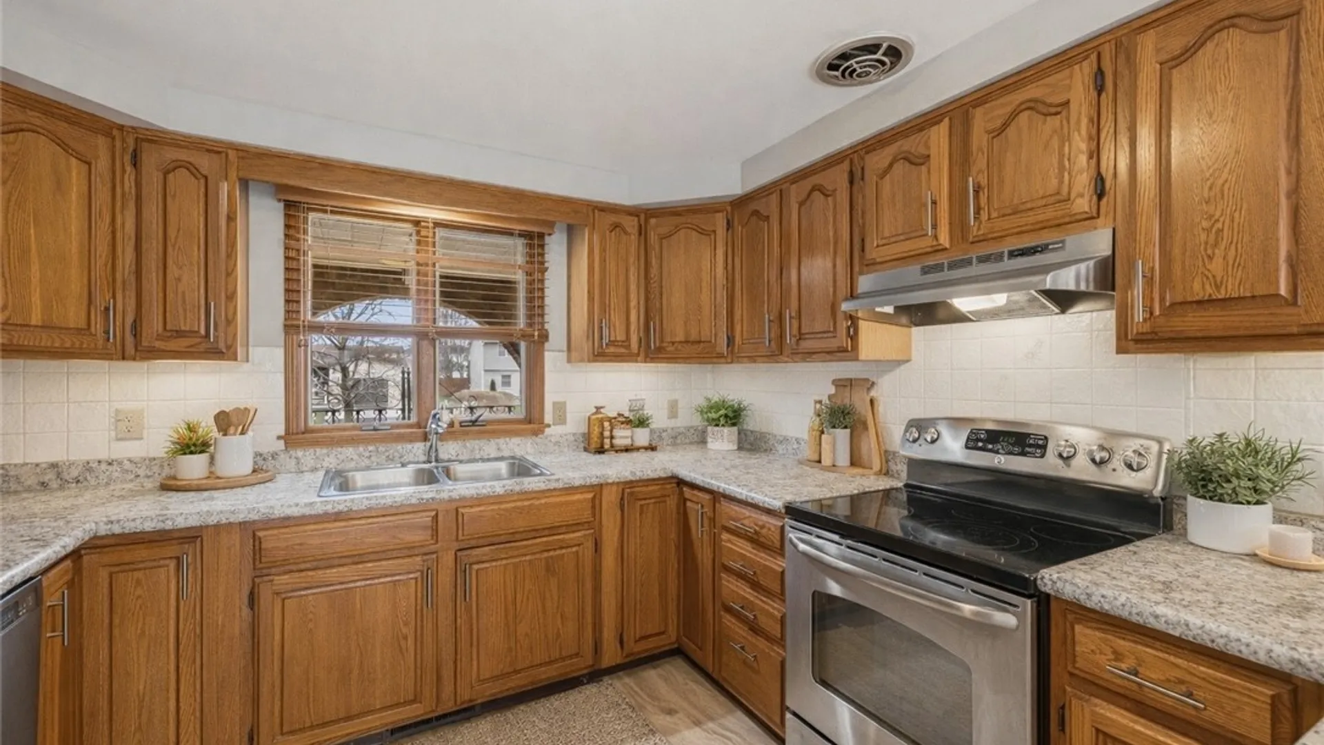 Property at 6941 Rebecca Drive, Wheatfield, NY 14304 4