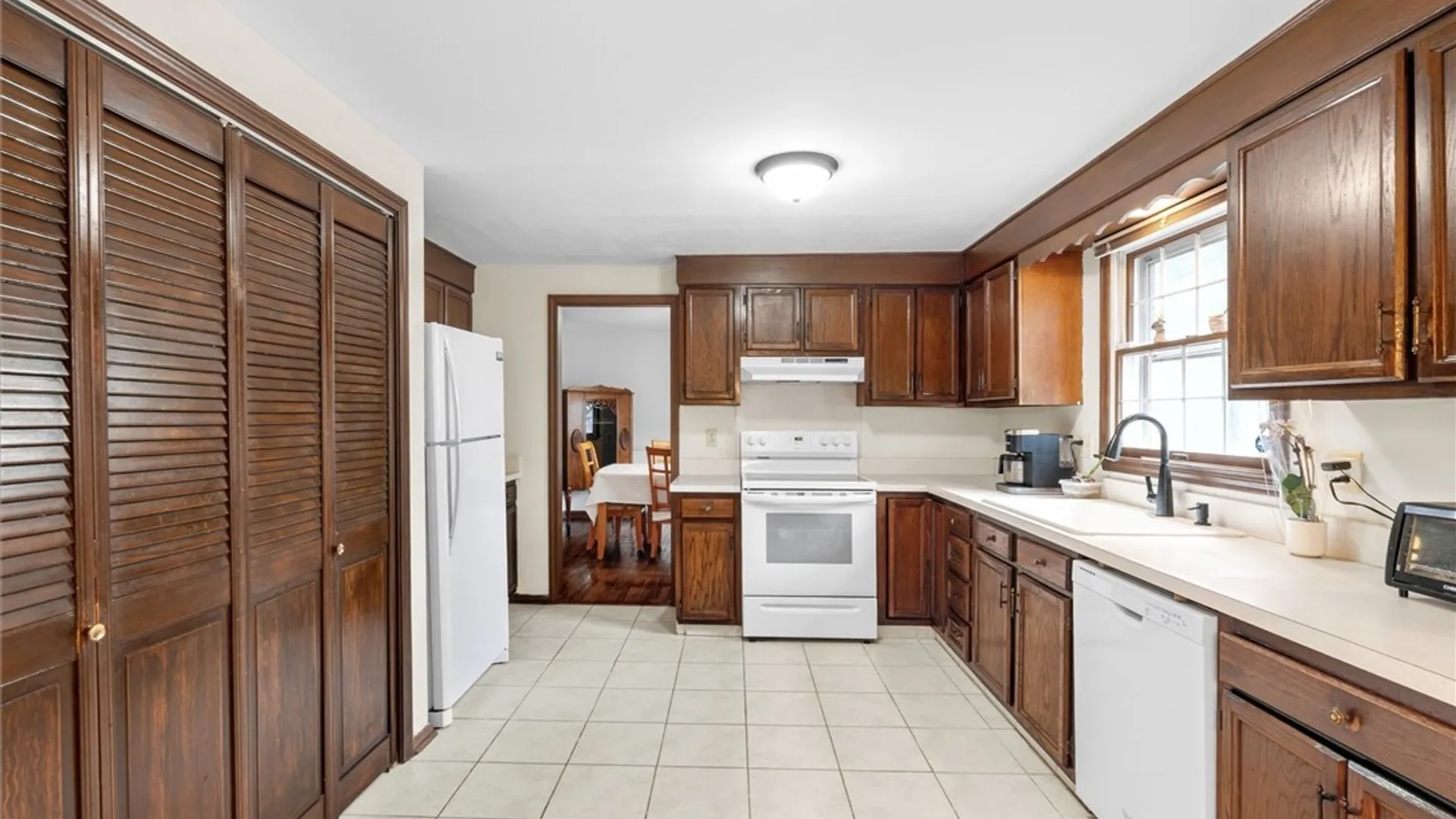 Property at 4059 Pawnee Drive, Clay, NY 13090 7
