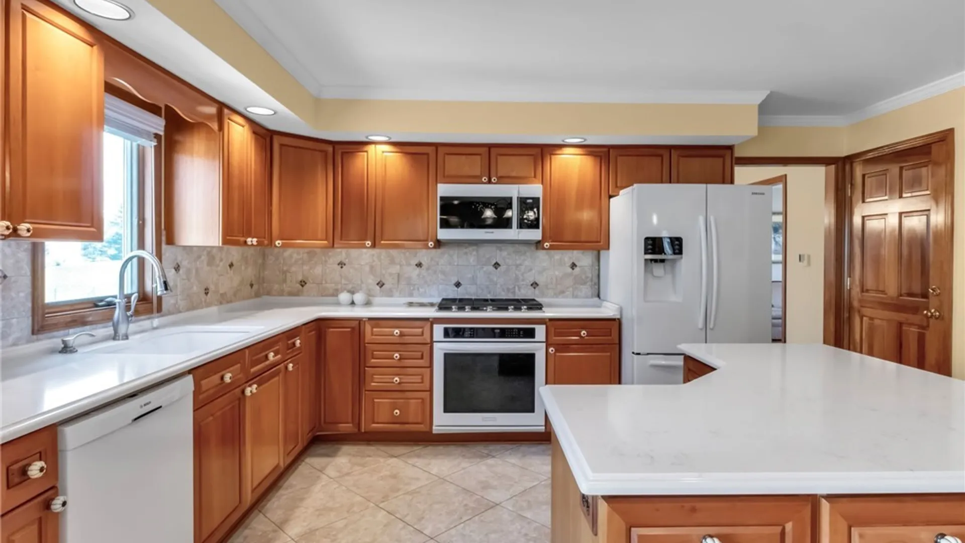 Property at 6340 Cloverleaf Circle, Clarence, NY 14051 16