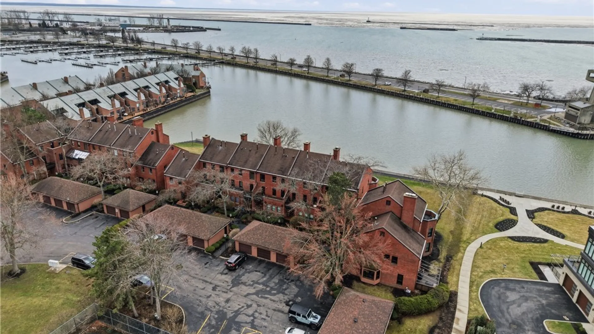 Property at 18 Marina Park, Buffalo, NY 14202 6