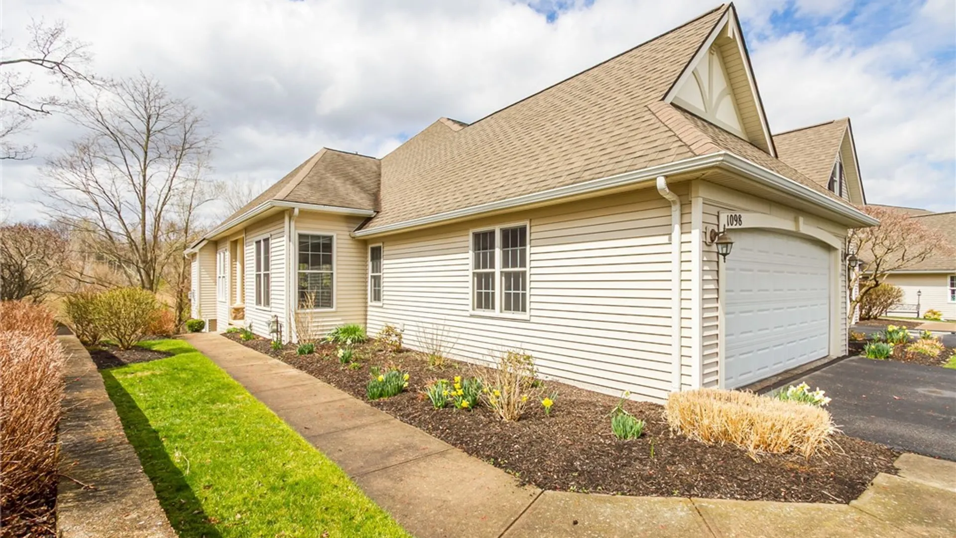 Property at 1098 Yorkshire Way, Victor, NY 14564 4