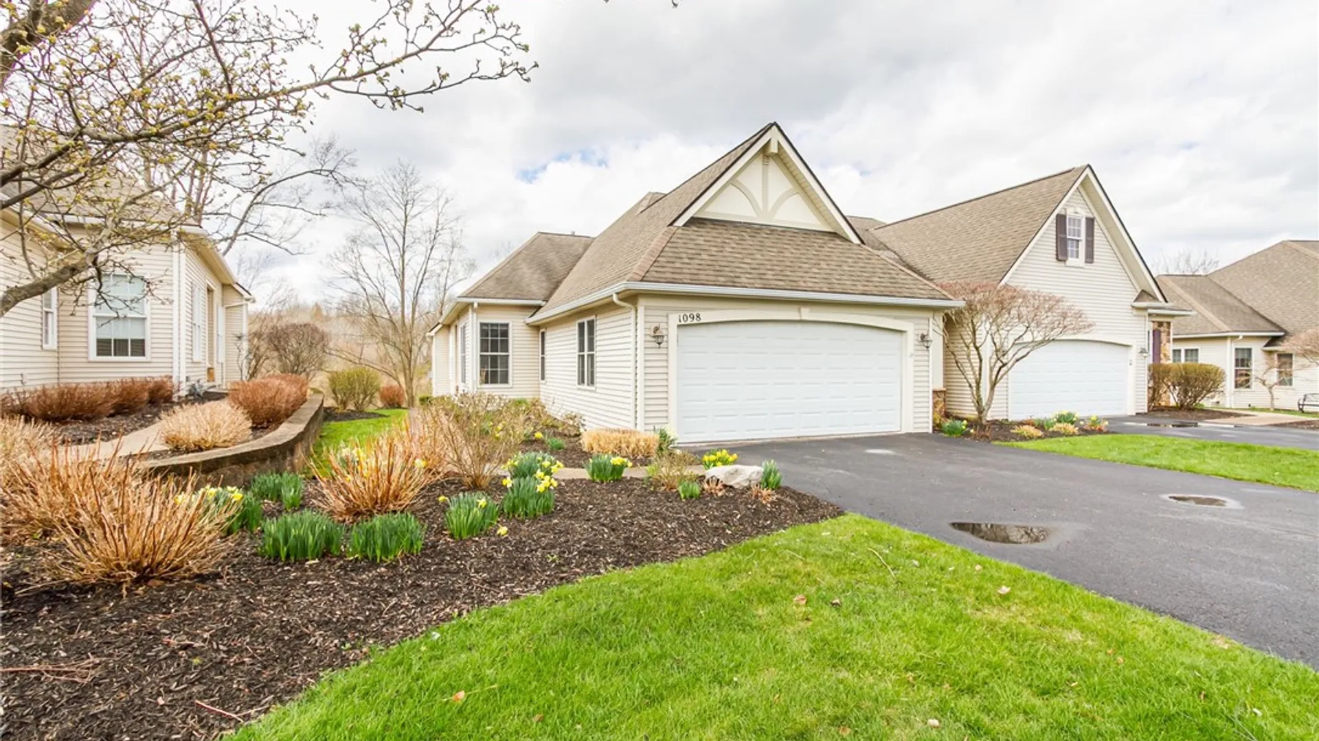 Property at 1098 Yorkshire Way, Victor, NY 14564 5