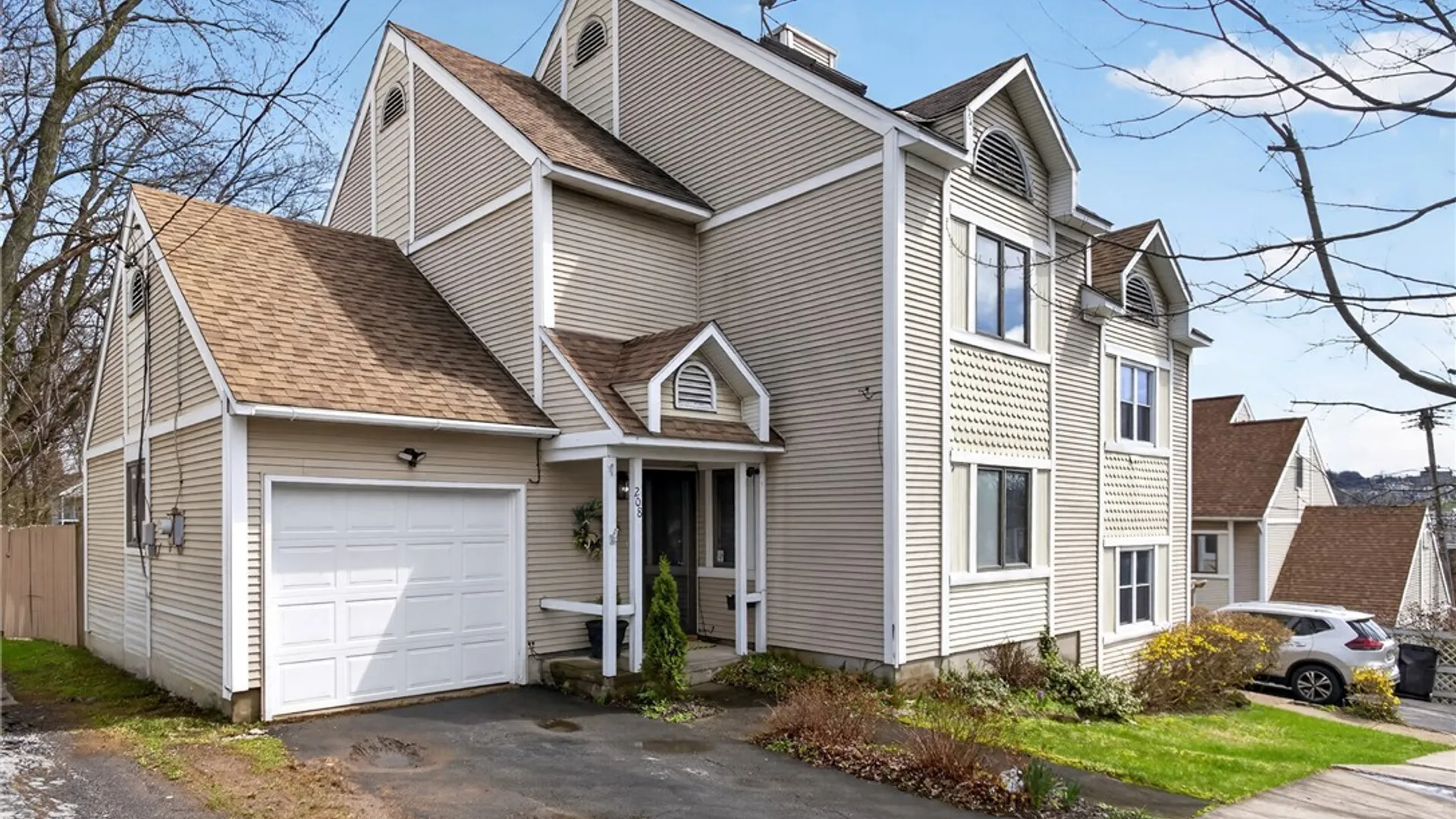 Property at 208 Oak Street, Syracuse, NY 13203 3
