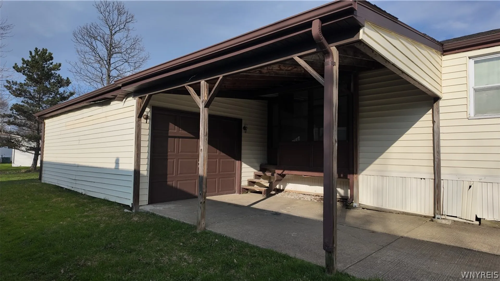 Property at 13 Rippleway Drive, Hamburg, NY 14075 2