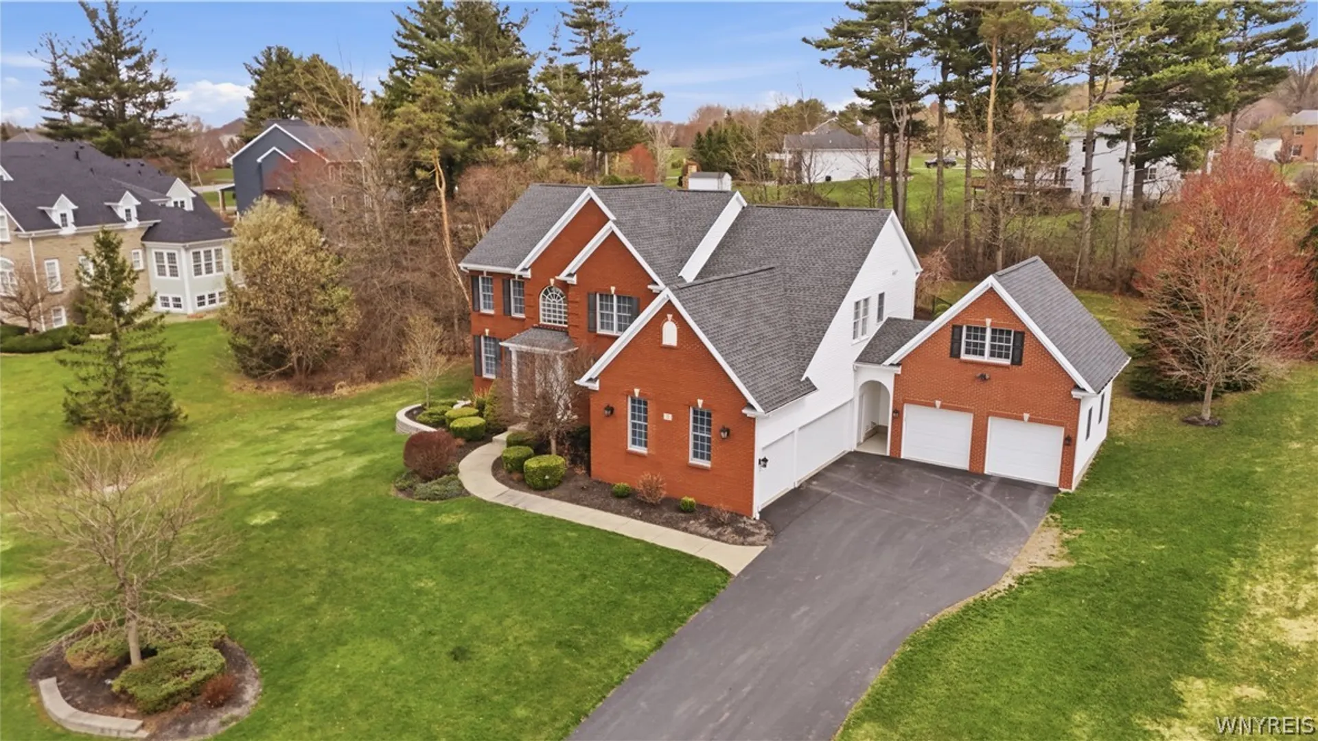 Property at 5 Kingfisher Court, Orchard Park, NY 14127 2