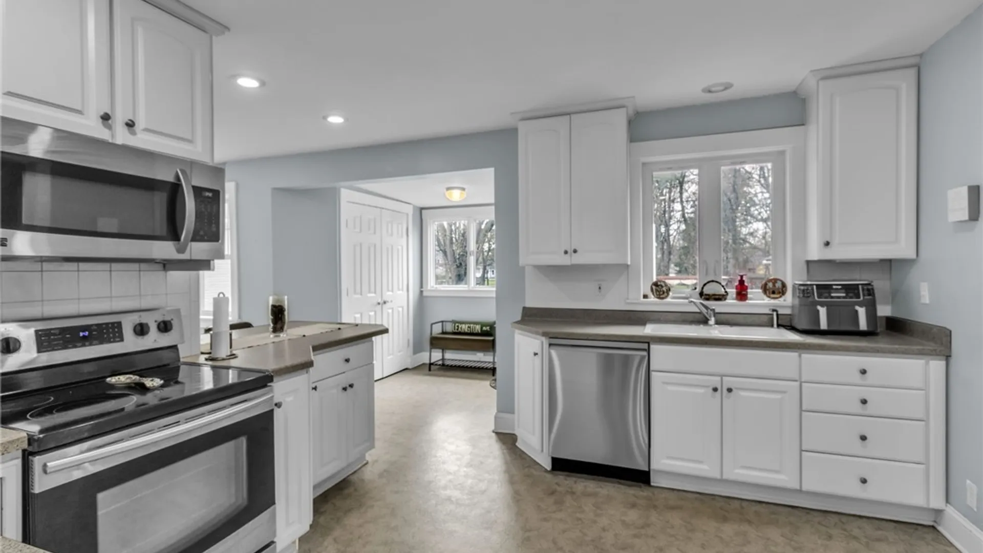 Property at 69 Pfohl Place, Amherst, NY 14221 21