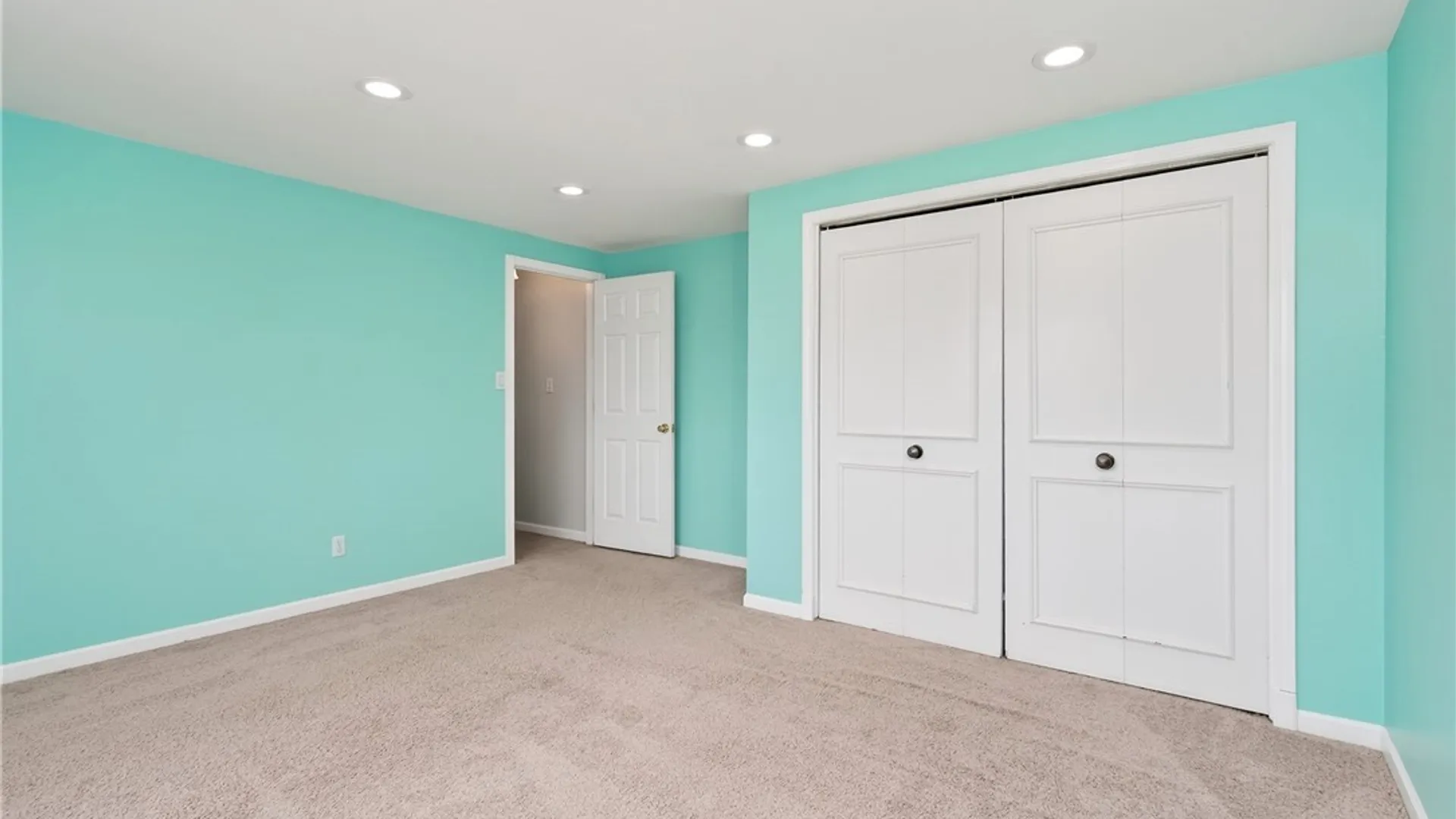 Property at 12 Old Farm Court, Cheektowaga, NY 14043 42
