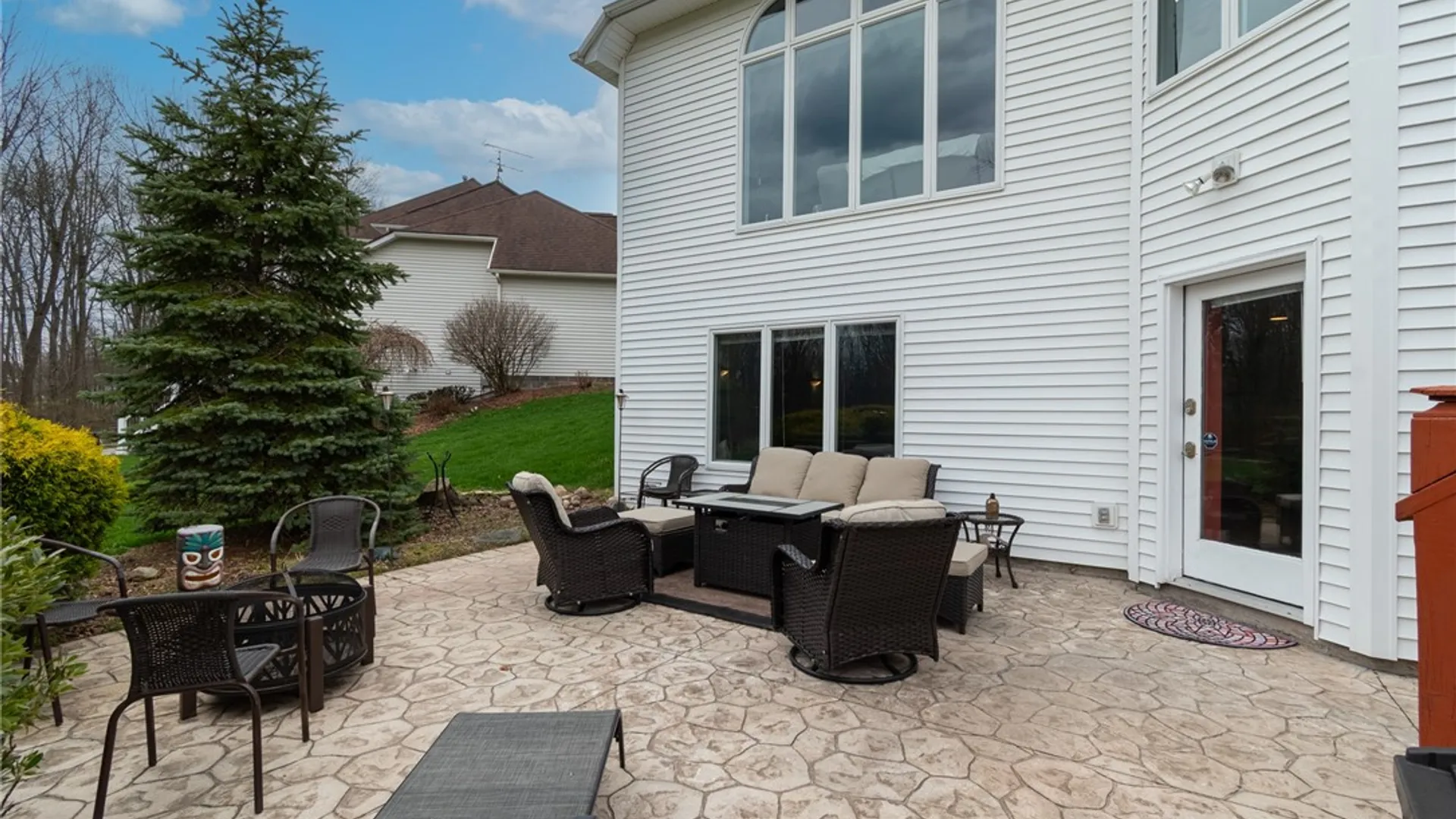 Property at 19 Brunson Way, Perinton, NY 14526 4