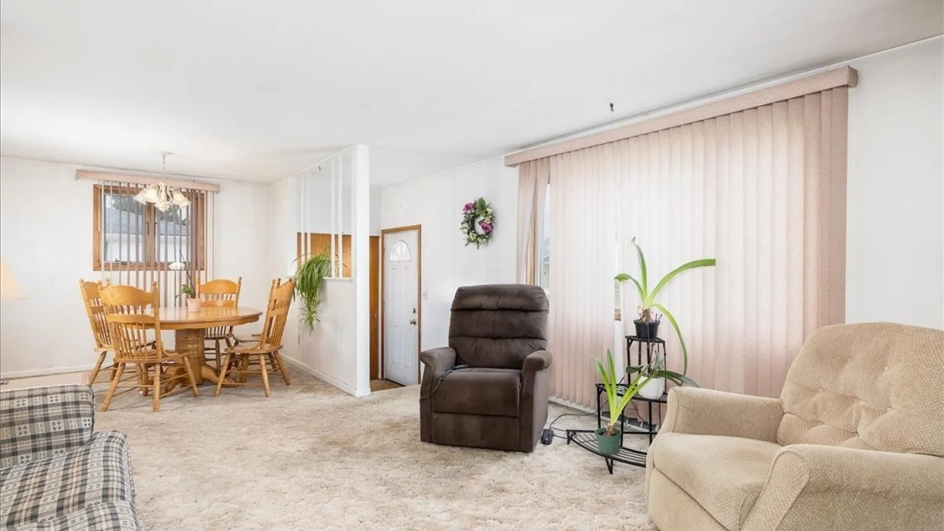 Property at 8 Toulon Drive, Cheektowaga, NY 14227 3