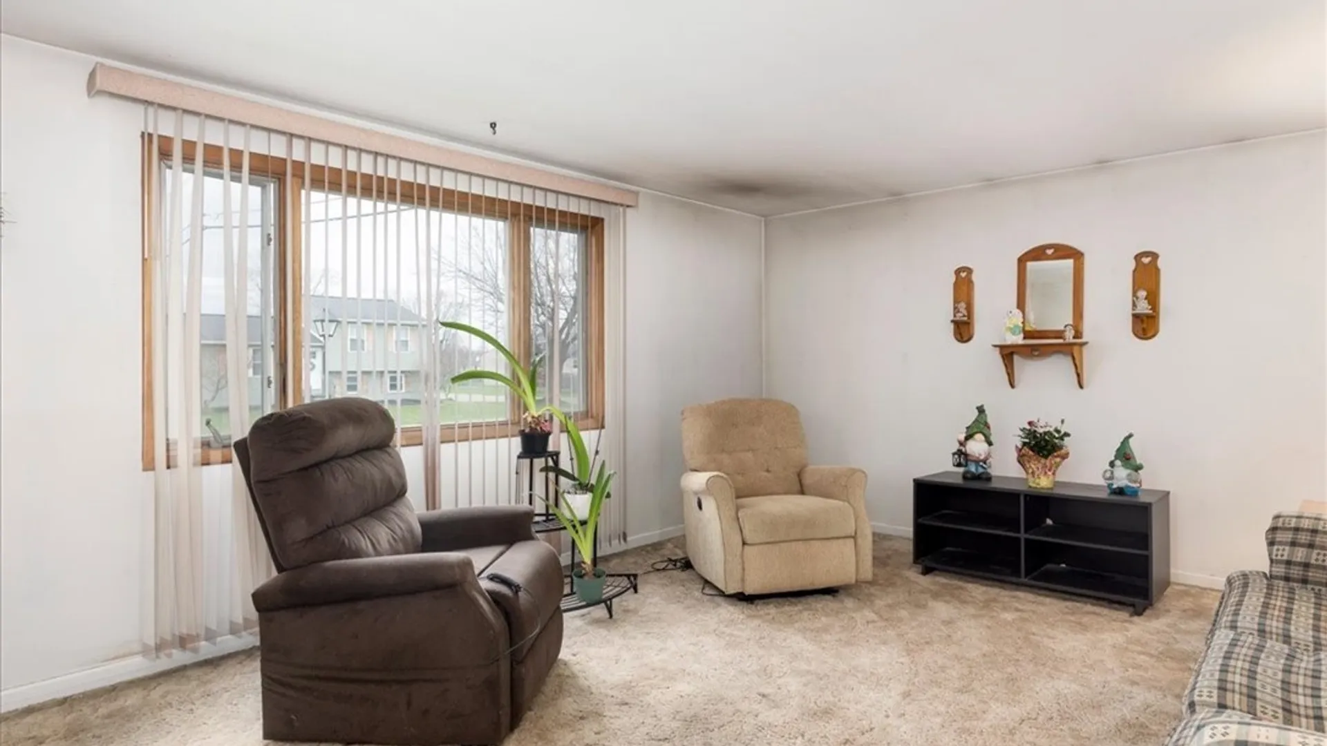 Property at 8 Toulon Drive, Cheektowaga, NY 14227 4
