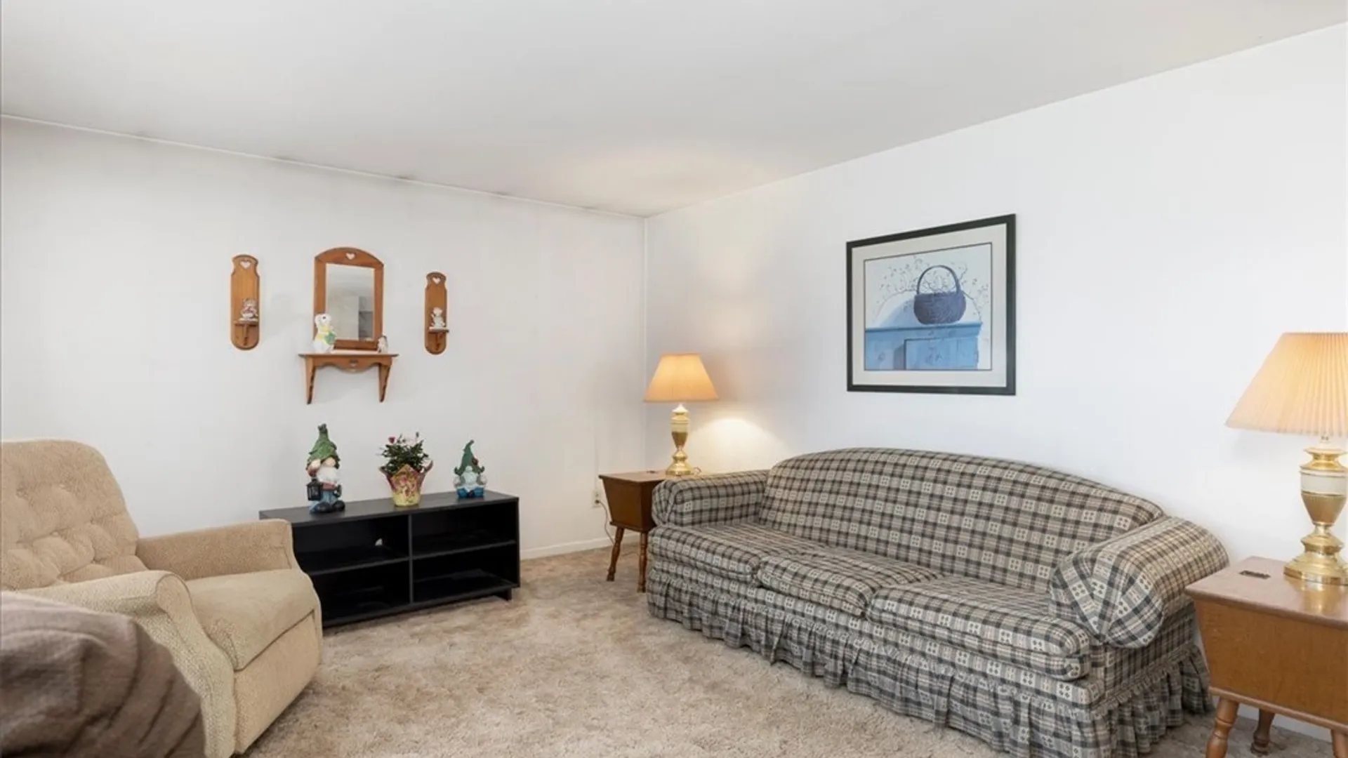 Property at 8 Toulon Drive, Cheektowaga, NY 14227 5