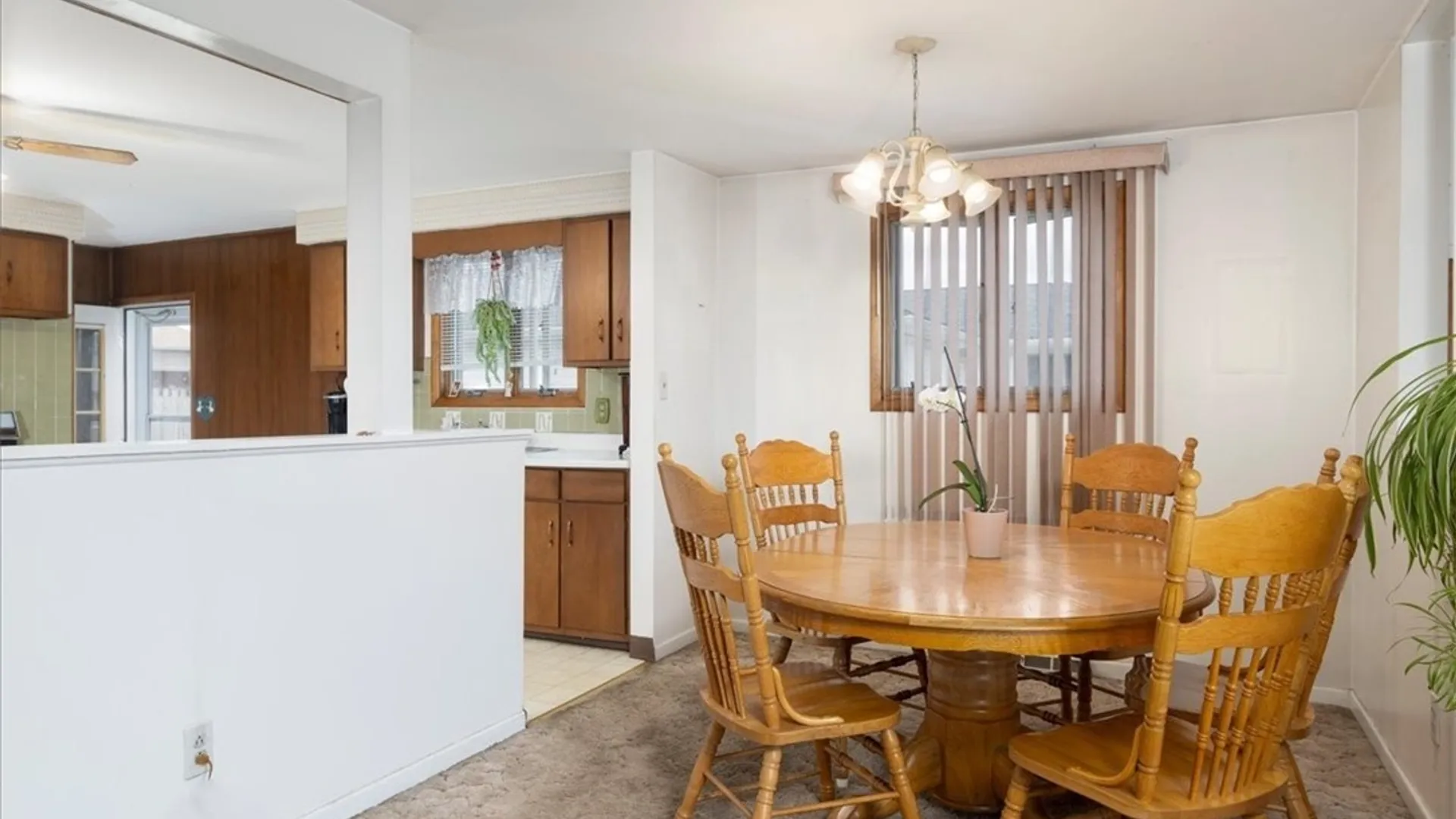 Property at 8 Toulon Drive, Cheektowaga, NY 14227 7