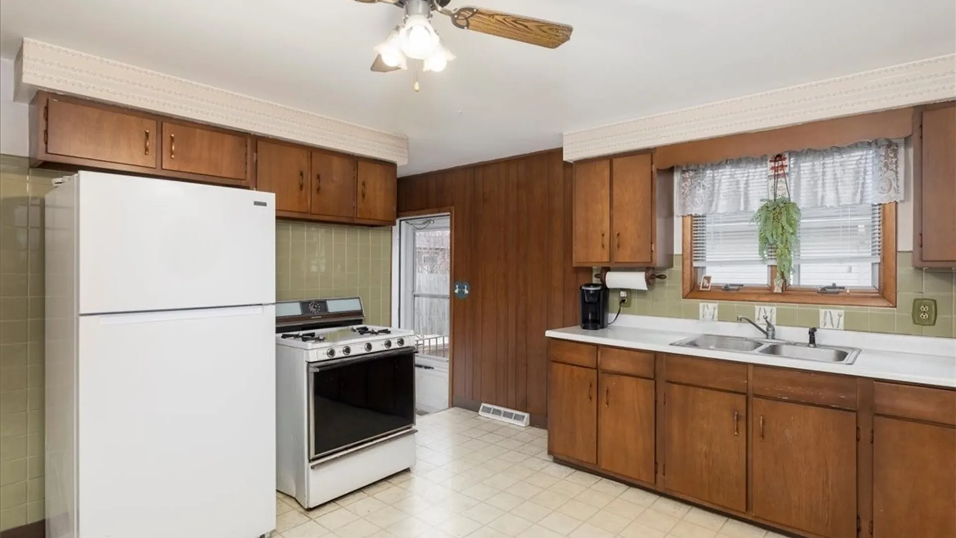 Property at 8 Toulon Drive, Cheektowaga, NY 14227 8