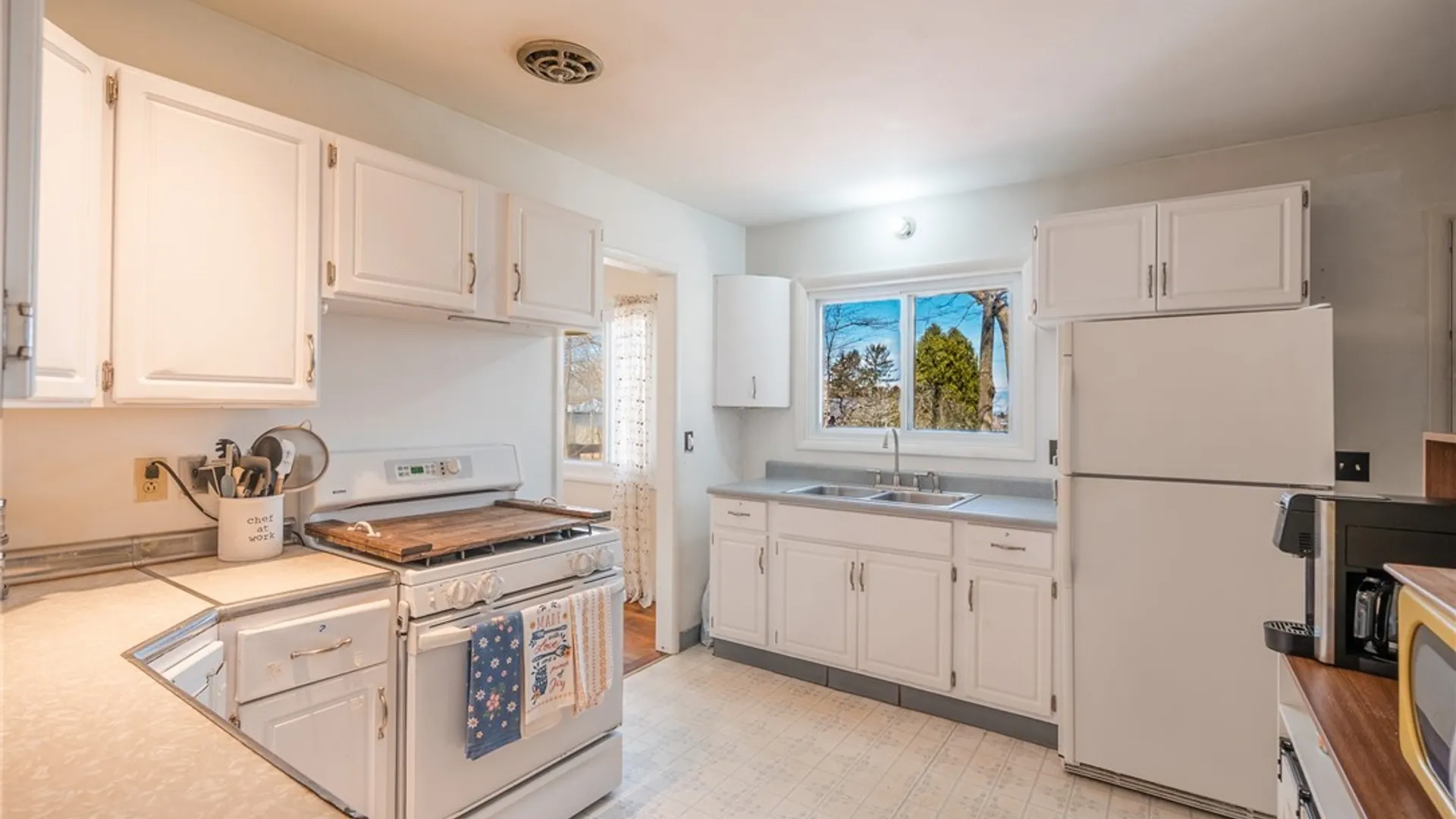 Property at 204 Jane Drive, Camillus, NY 13219 9