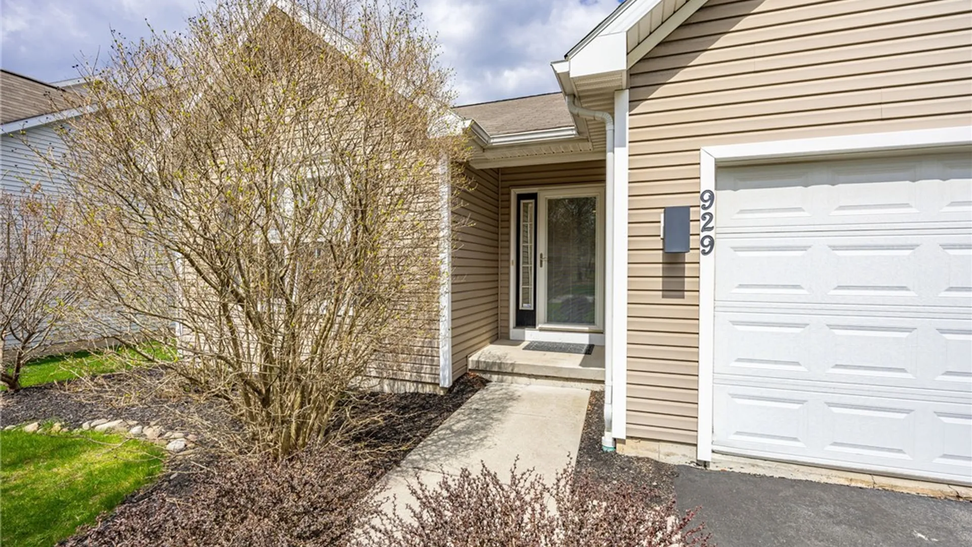 Property at 929 Surrey Hill Way, Henrietta, NY 14623 2