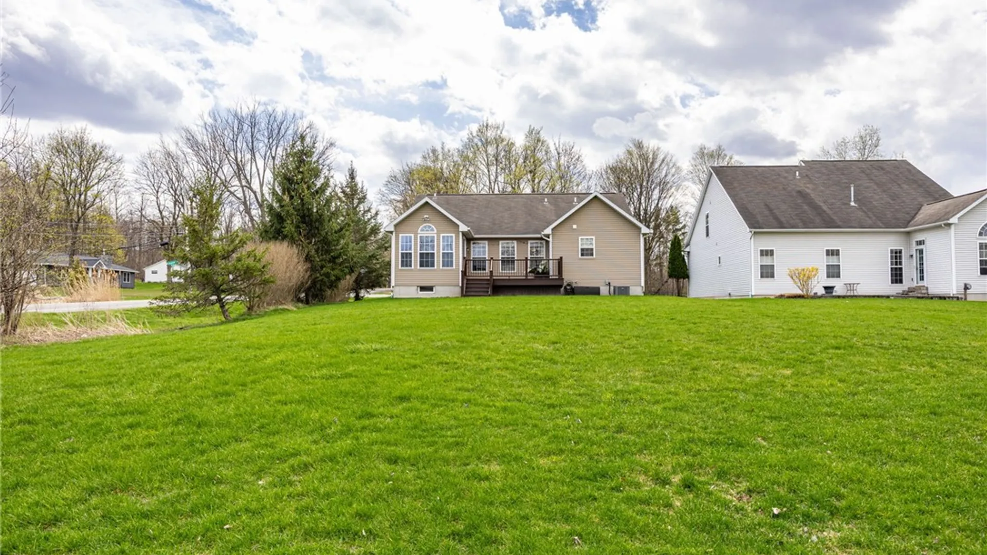 Property at 929 Surrey Hill Way, Henrietta, NY 14623 32