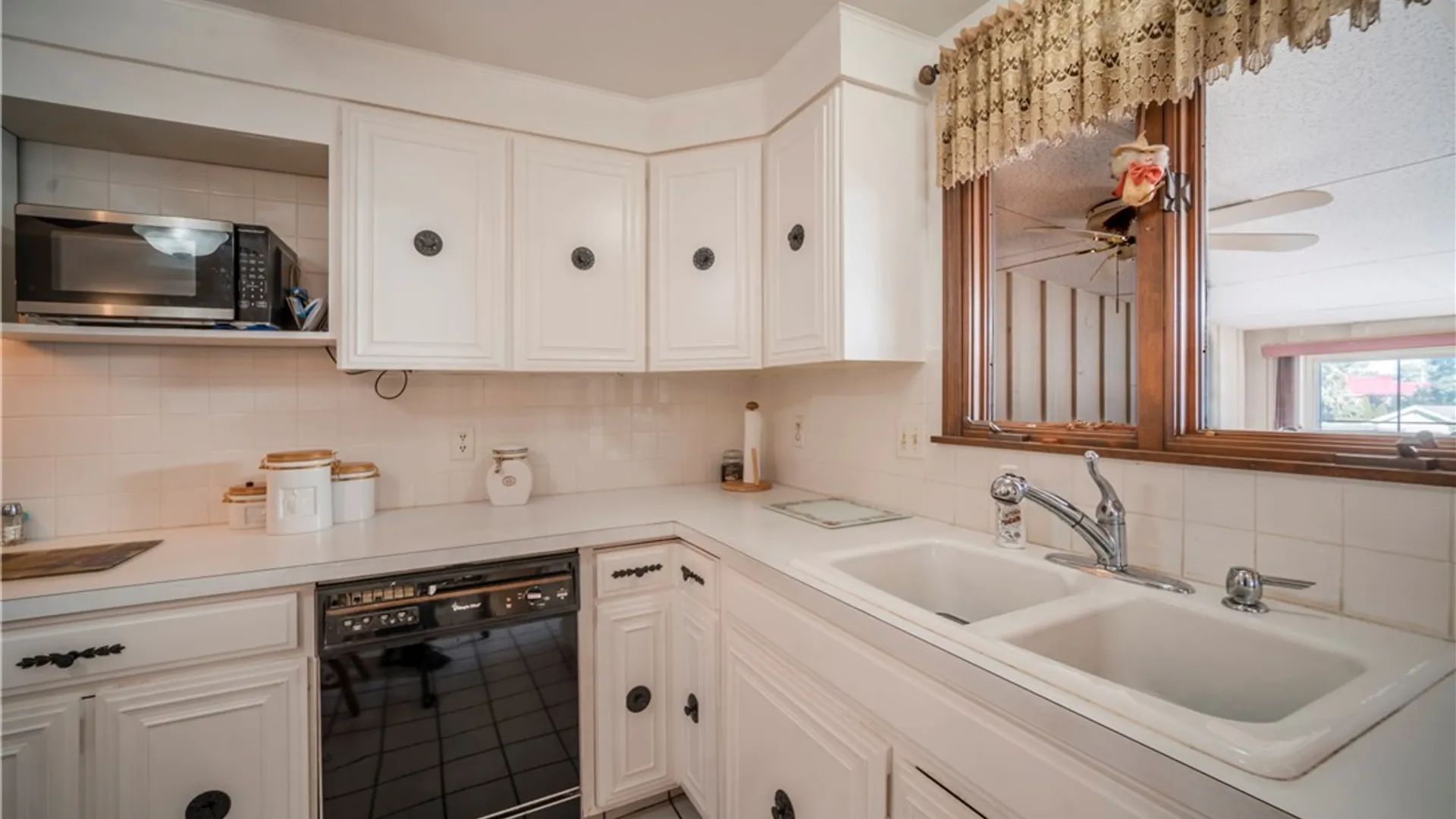 Property at 110 Bellshire Lane, Syracuse, NY 13208 16