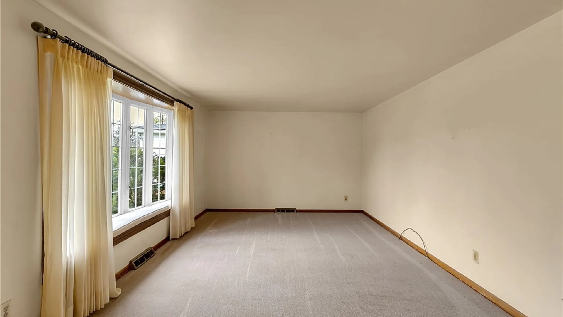 Property at 34 Transit Hill Drive, Cheektowaga, NY 14043 6