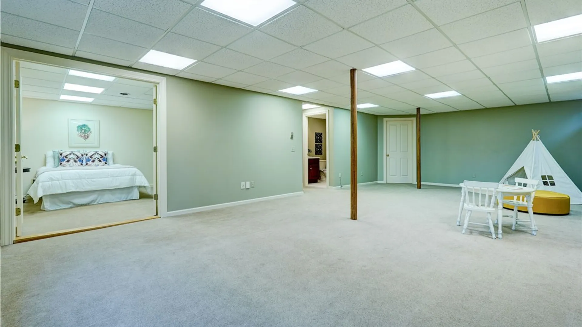 Property at 11 Merryhill Lane, Pittsford, NY 14534 40