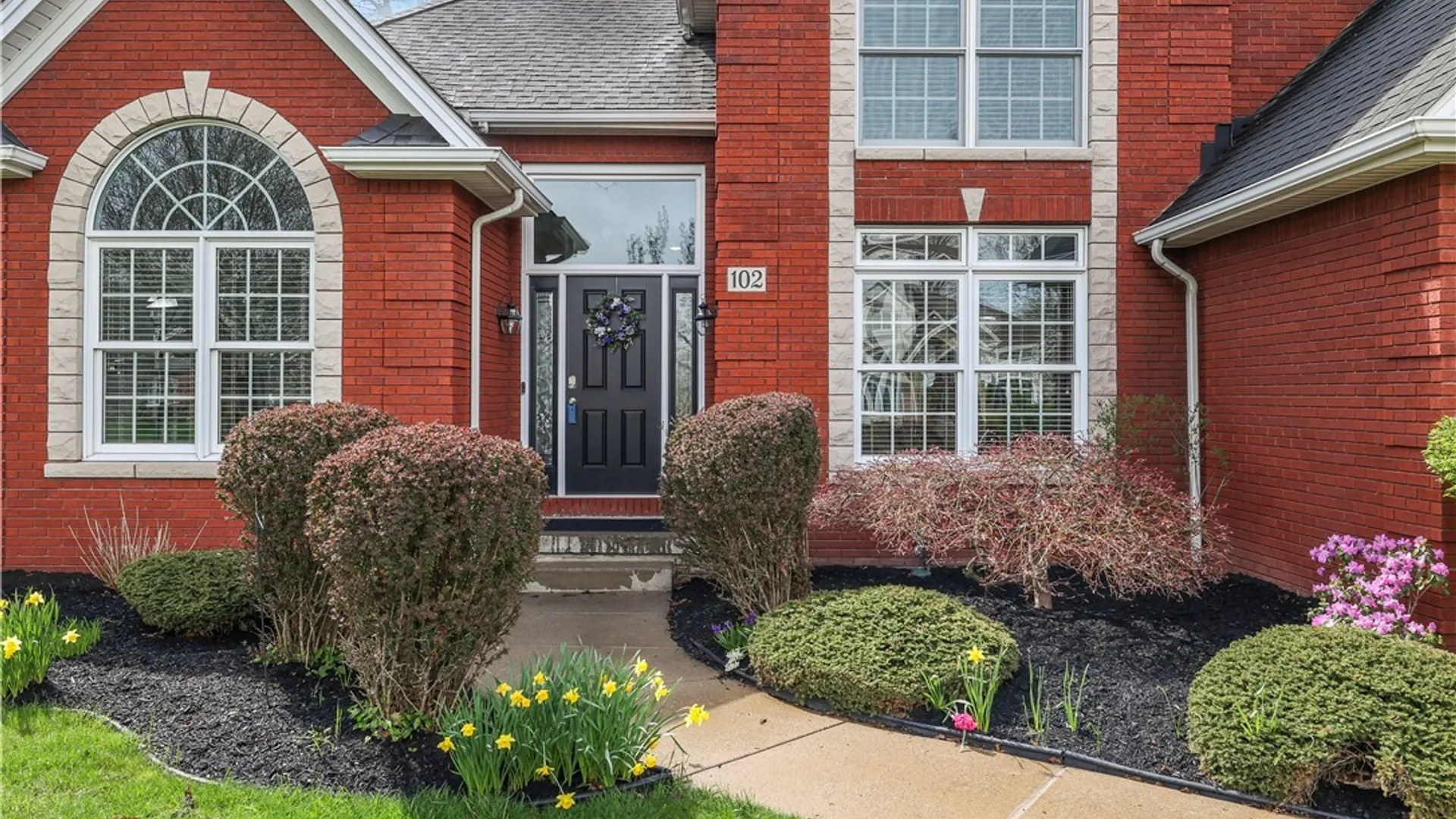 Property at 102 Covent Garden Lane, Amherst, NY 14221 3