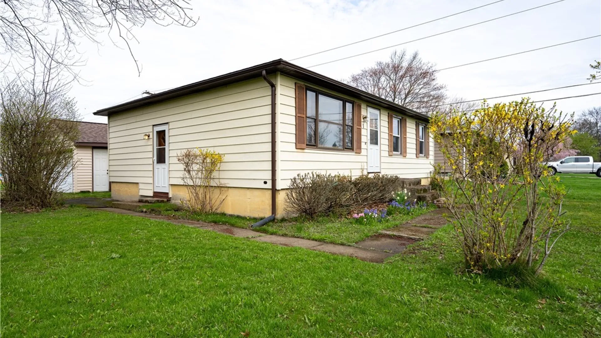 Property at 1 Ridgewood Drive, Orchard Park, NY 14127 4