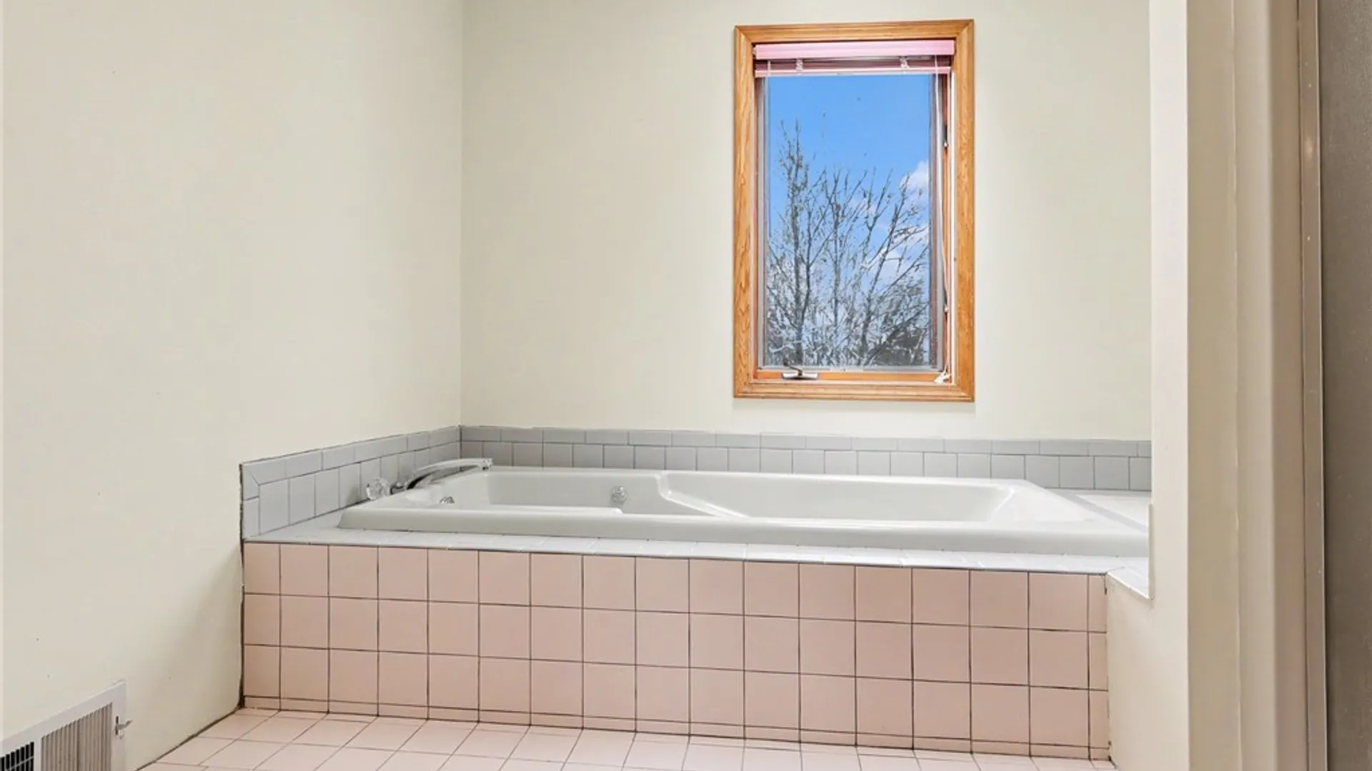 Property at 19 Royal Birkdale Court, Perinton, NY 14526 19