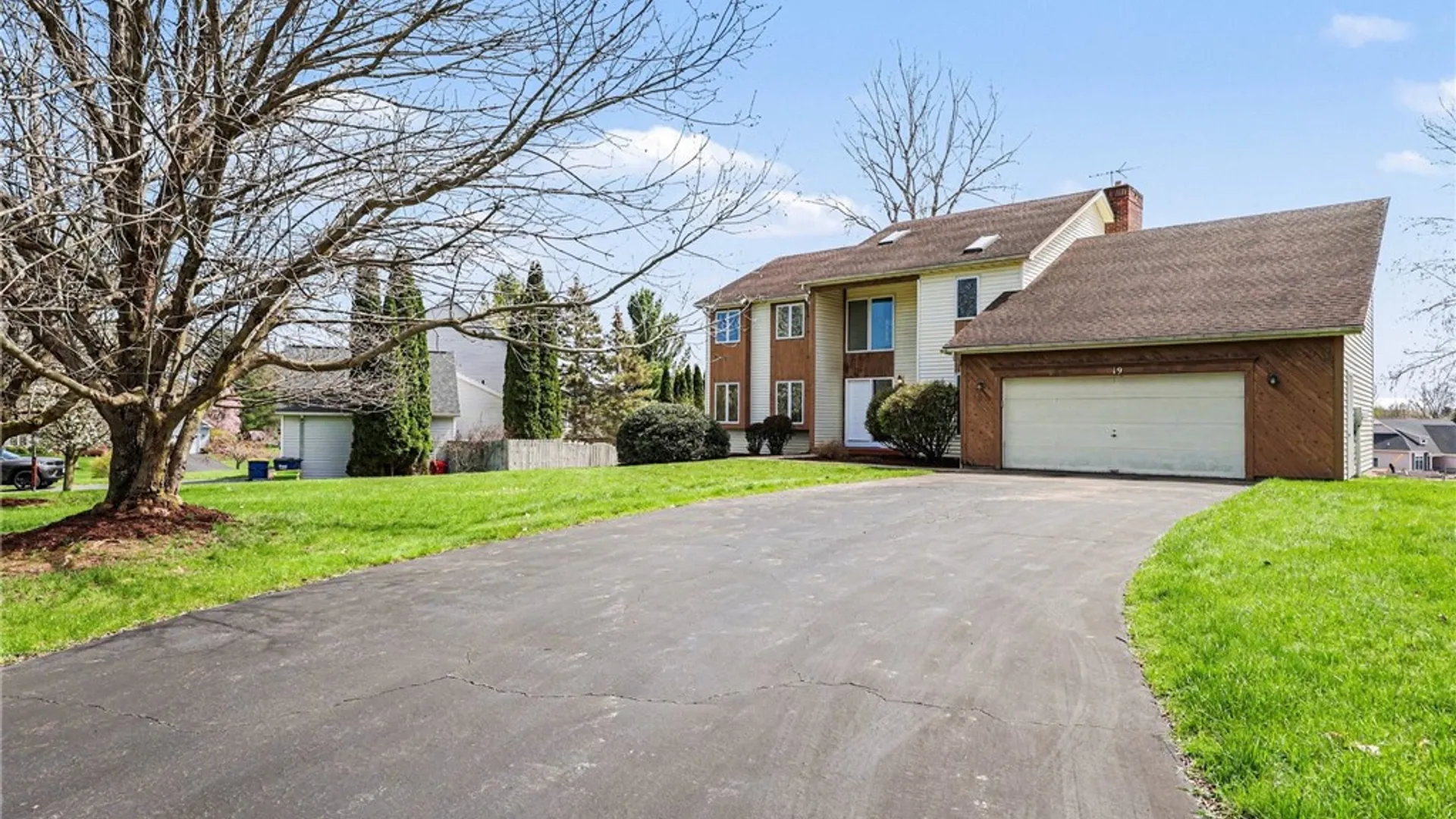 Property at 19 Royal Birkdale Court, Perinton, NY 14526 3