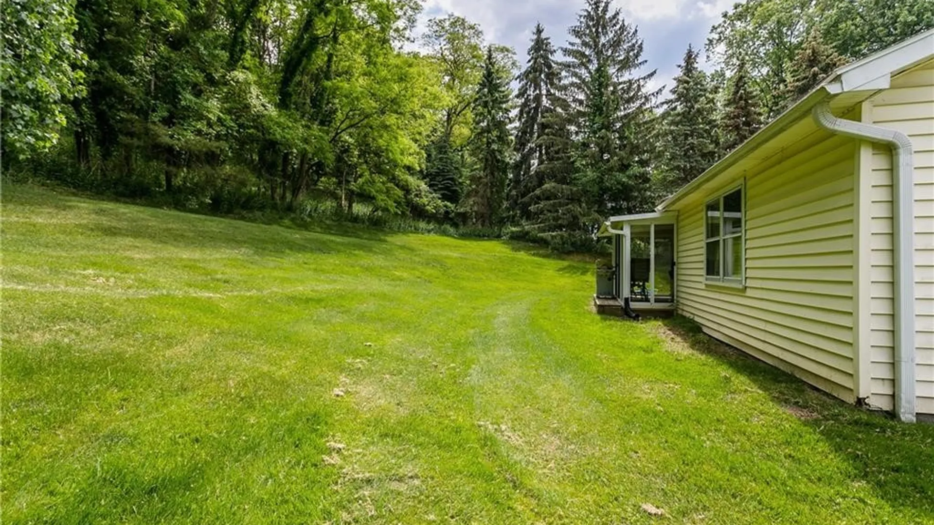 Property at 251 Beaconview Court, Irondequoit, NY 14617 3