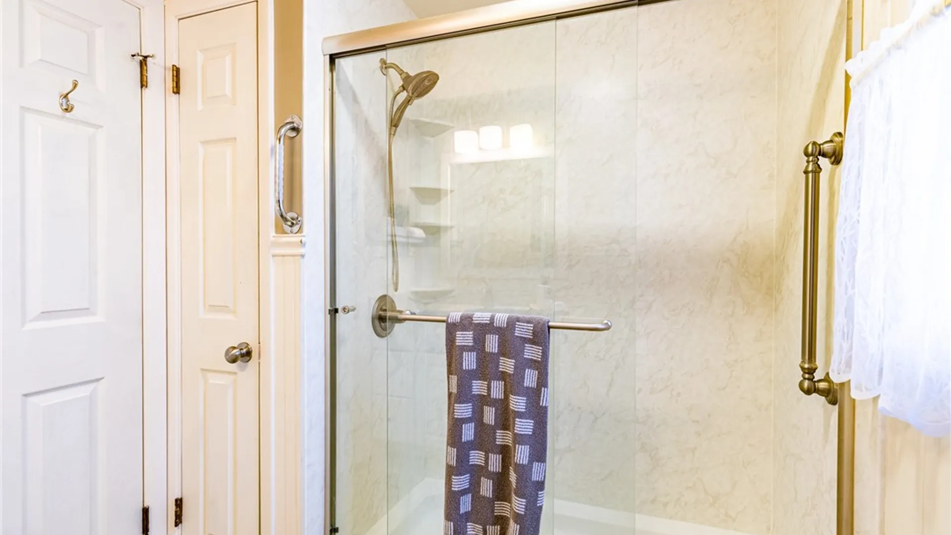 Property at 40 Carlsam Circle, Irondequoit, NY 14609 17