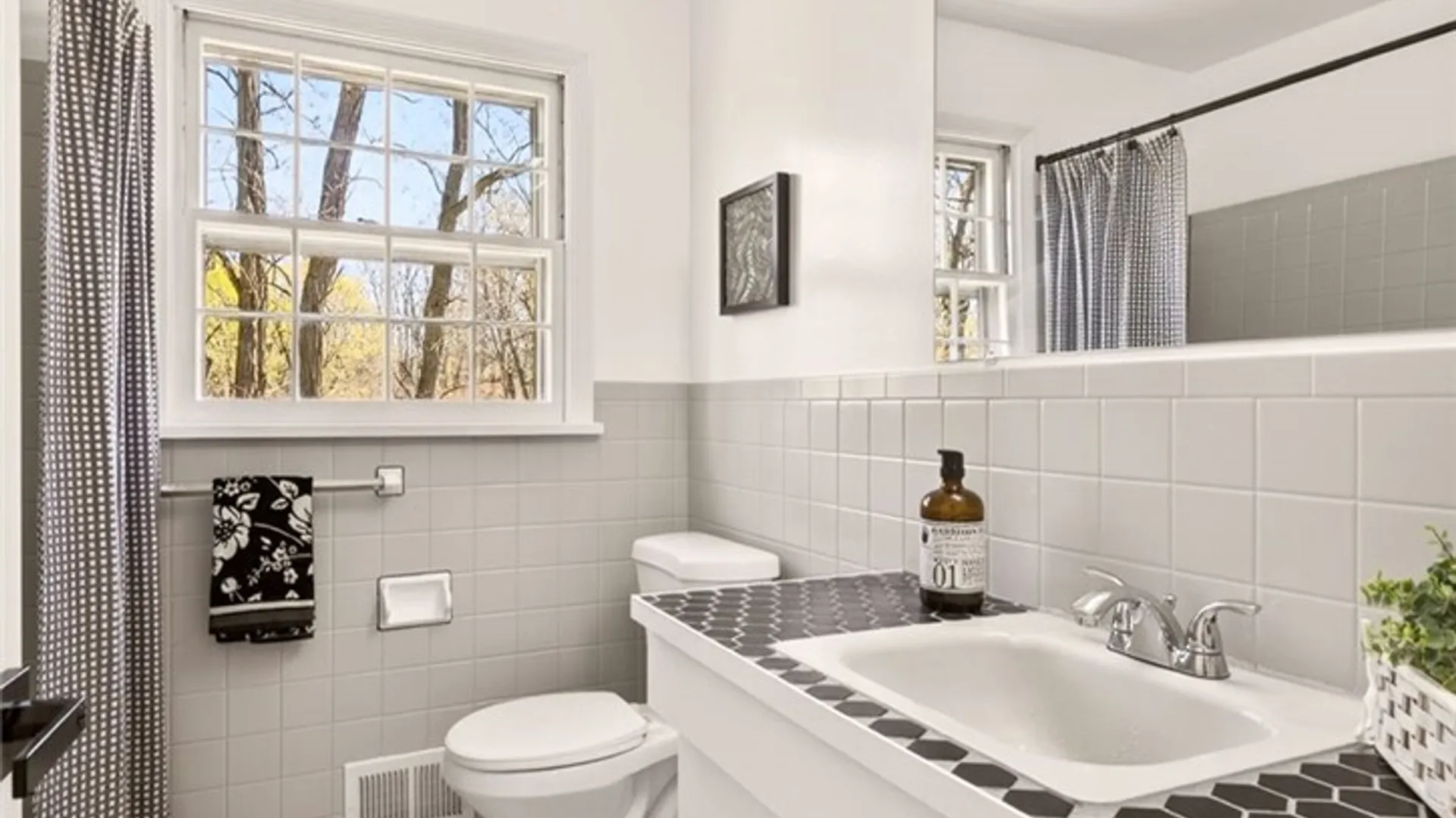 Property at 19 Laureldale Drive, Pittsford, NY 14534 23