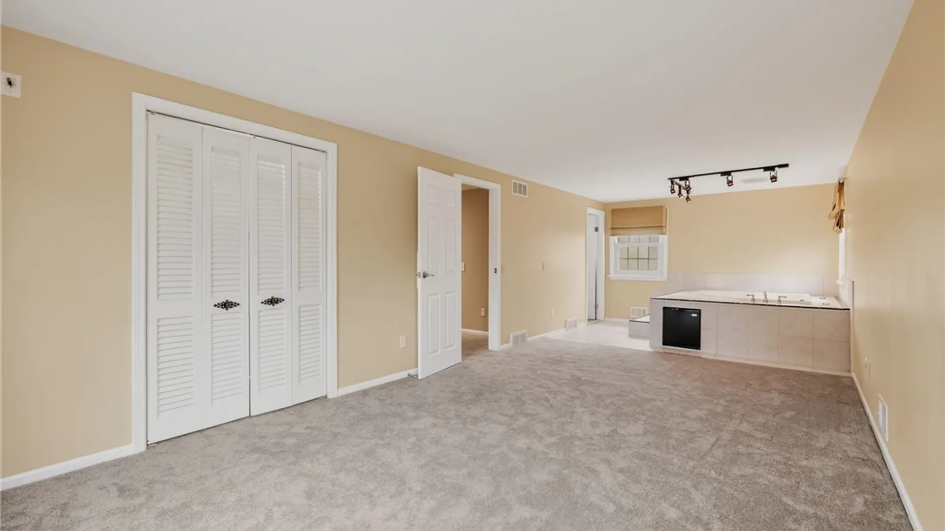 Property at 5 Chesham Way, Perinton, NY 14450 22