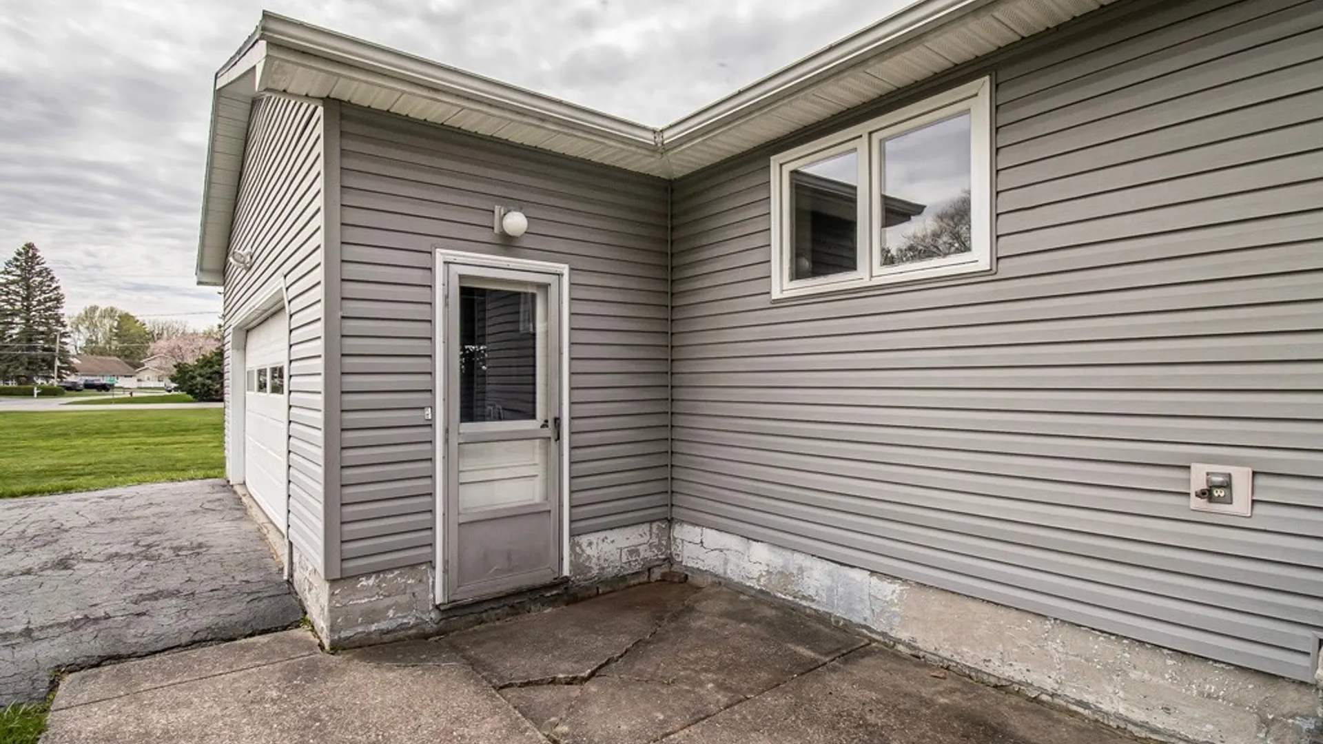 Property at 403 Stillwell Circle, DeWitt, NY 13057 14