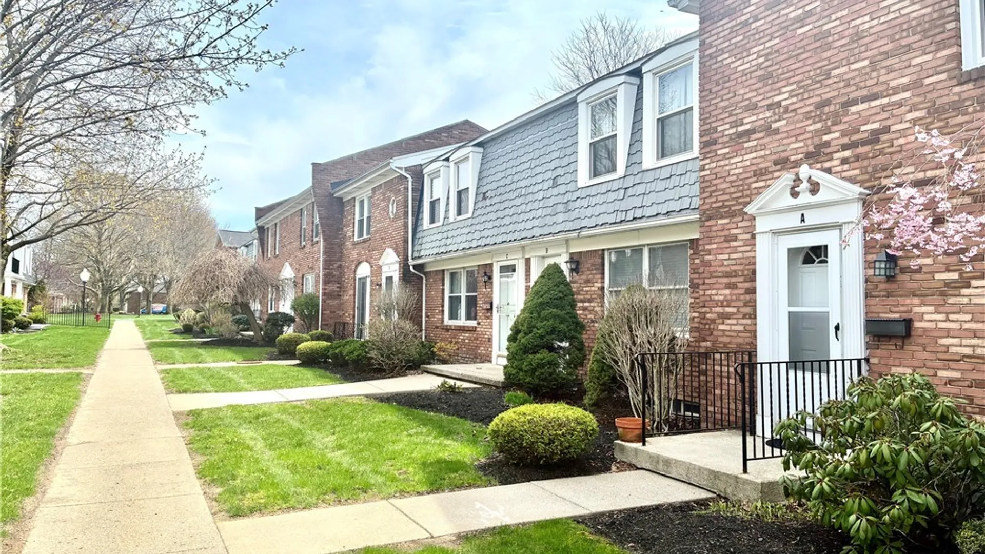 Property at 40 Hamlin Sq, Amherst, NY 14221 2