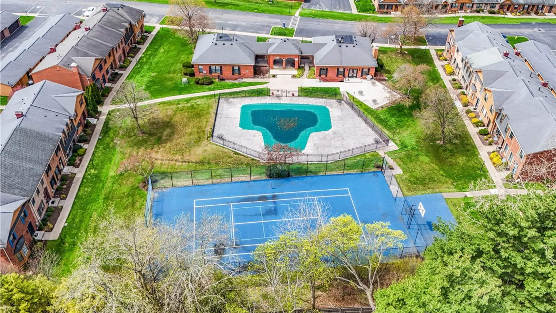 Property at 27 Huxley Way, Perinton, NY 14450 4