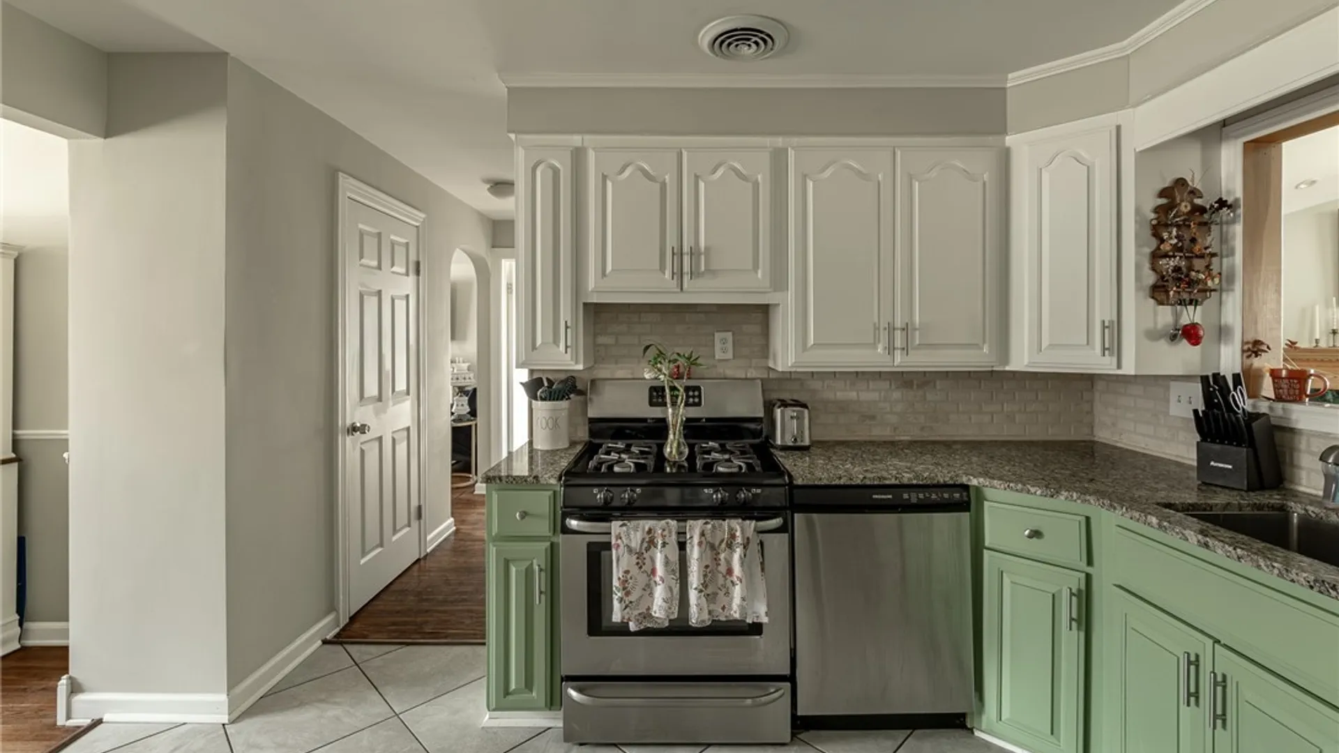 Property at 292 Kirkwood Drive, West Seneca, NY 14224 25