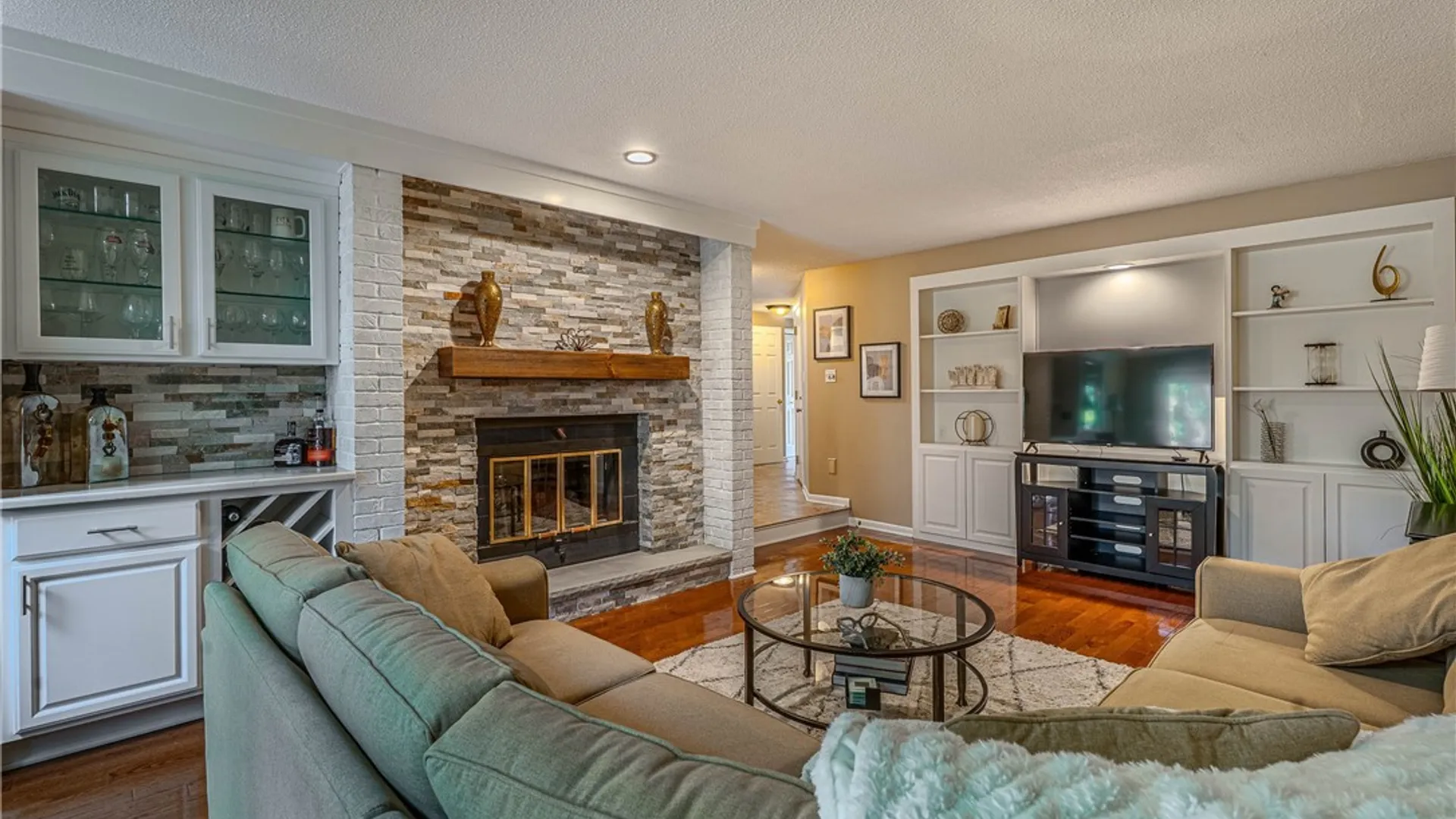 Property at 182 Breezewood Cmn, Amherst, NY 14051 14