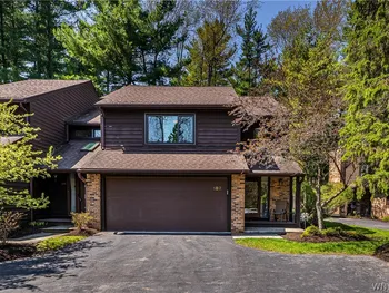 Property at 182 Breezewood Cmn, Amherst, NY 14051