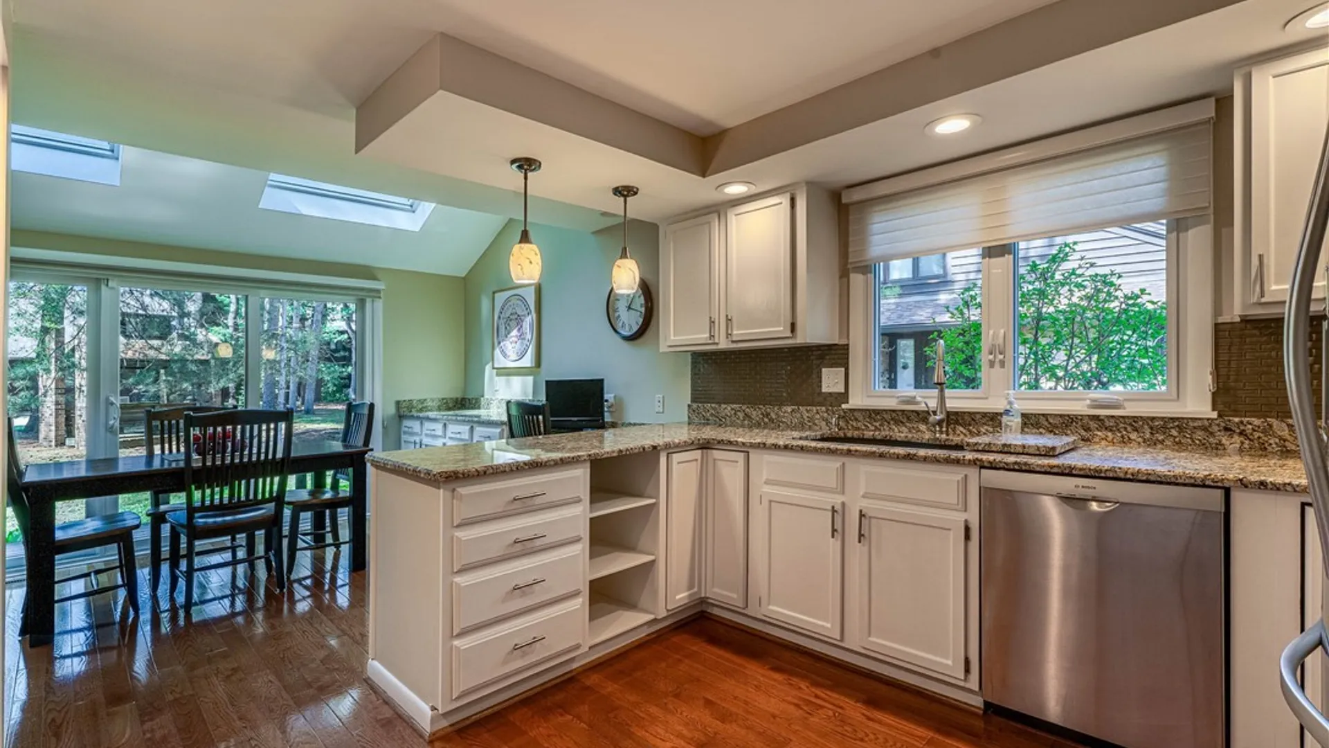 Property at 182 Breezewood Cmn, Amherst, NY 14051 5