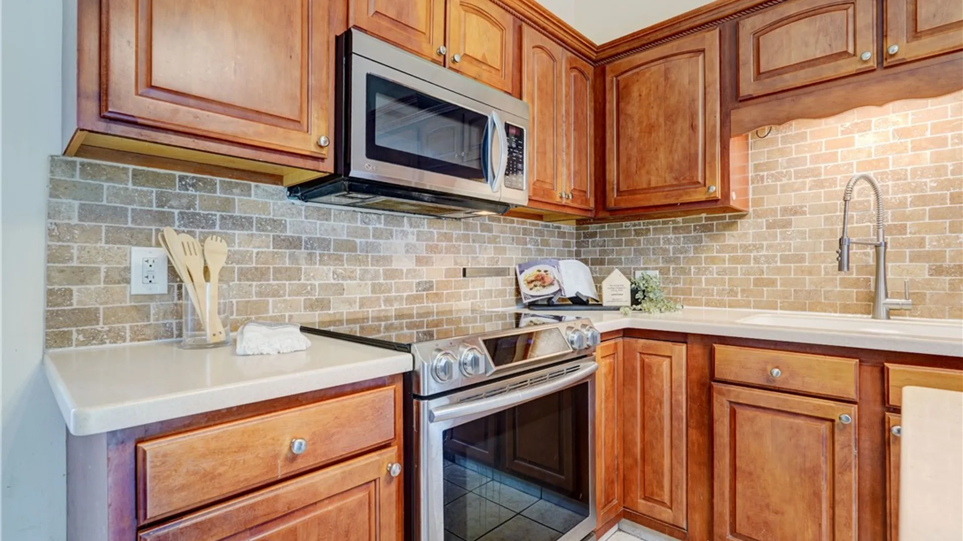 Property at 8 Fieldstone Lane, Henrietta, NY 14586 2