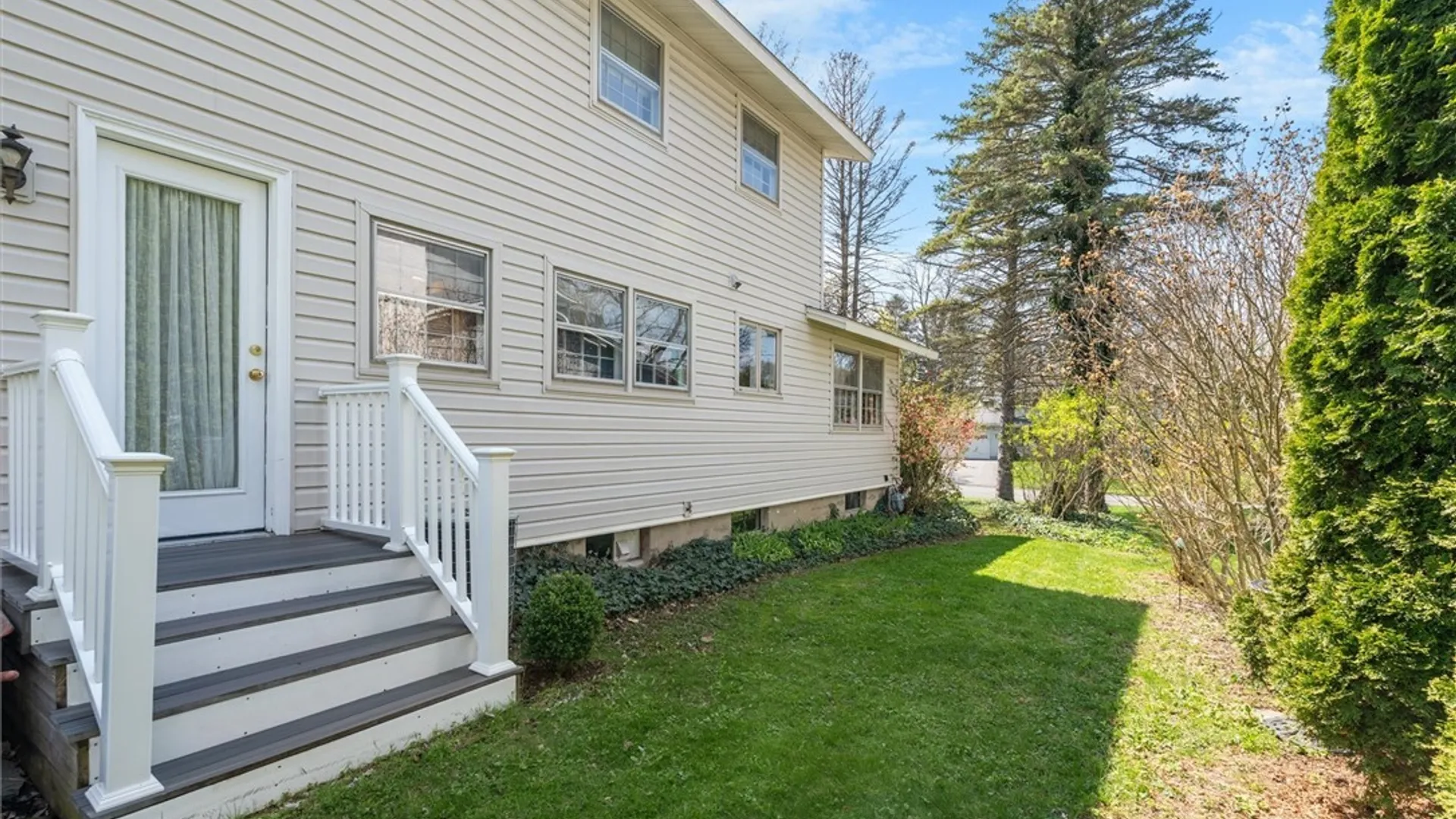 Property at 207 Thornton Circle, Camillus, NY 13031 38