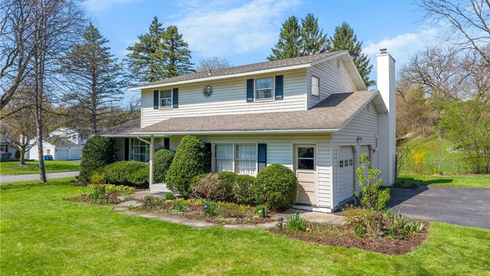 Property at 207 Thornton Circle, Camillus, NY 13031 4