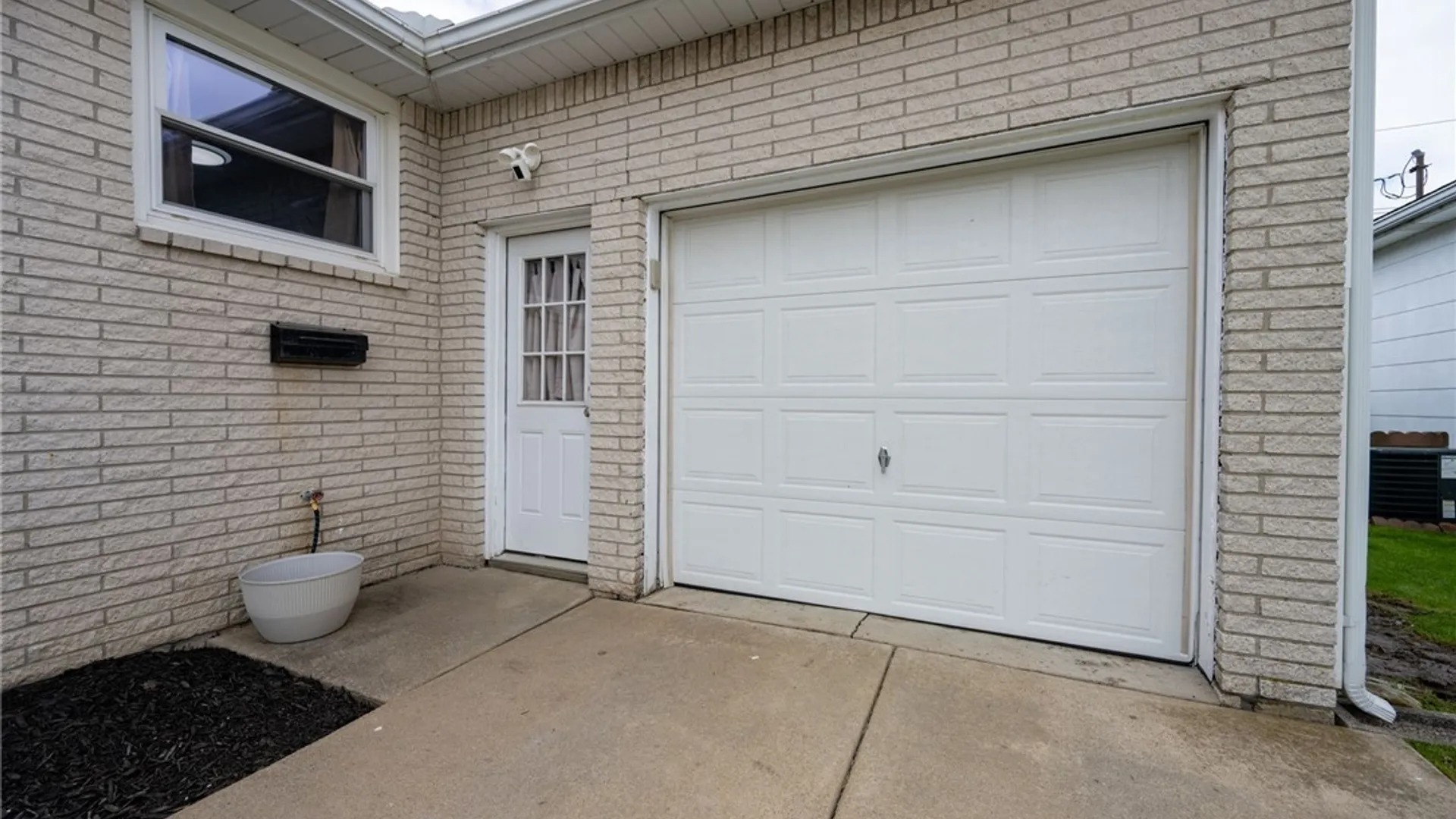 Property at 76 Cherbourg Drive, Cheektowaga, NY 14227 5