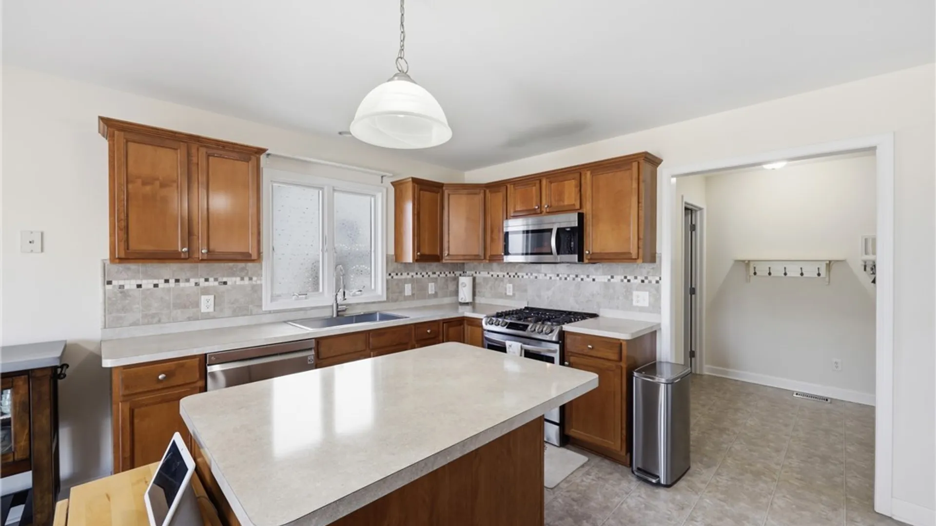 Property at 98 Morris Crescent, West Seneca, NY 14224 16