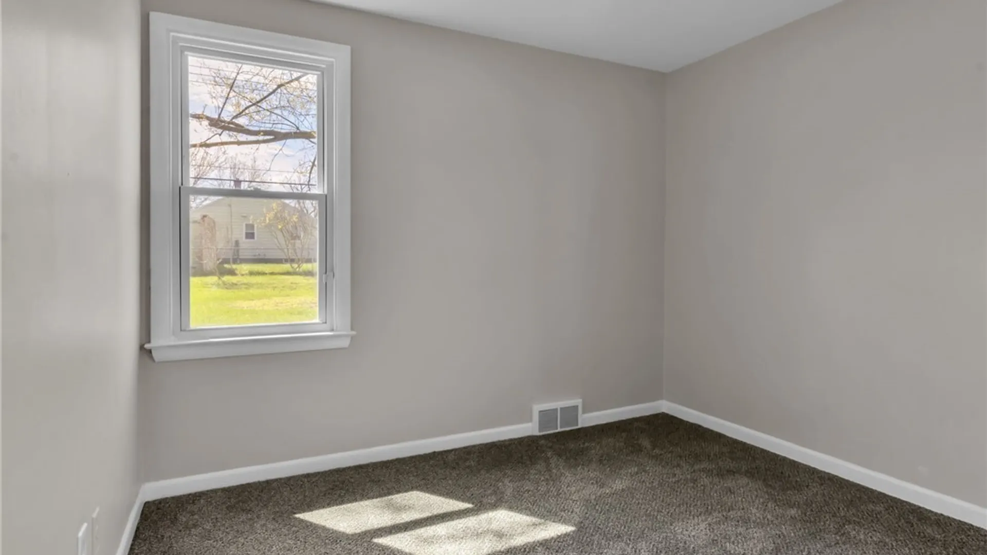 Property at 33 Tussing Lane, Tonawanda, NY 14150 16