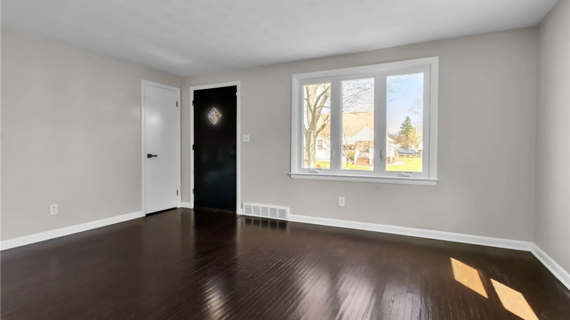 Property at 33 Tussing Lane, Tonawanda, NY 14150 3