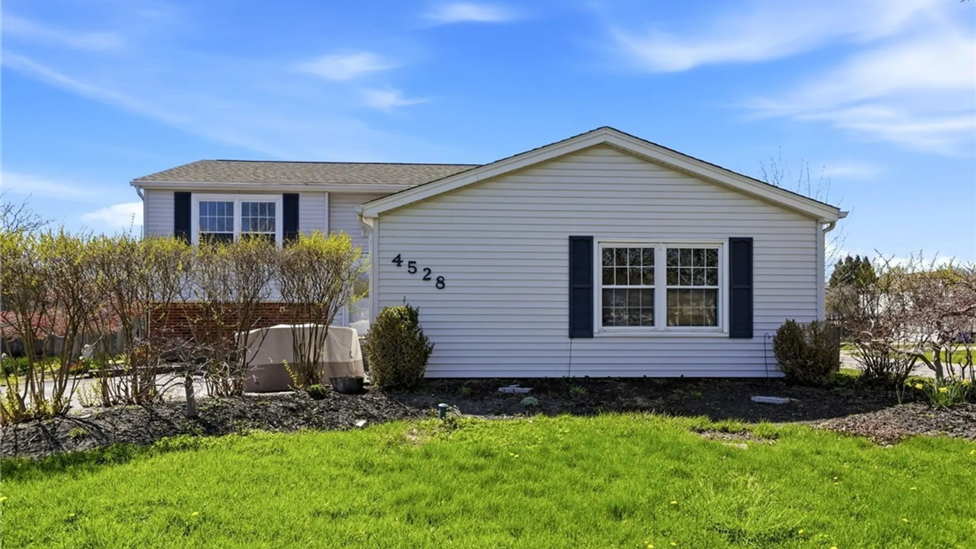 Property at 4528 Roundtree Road, Hamburg, NY 14075 3