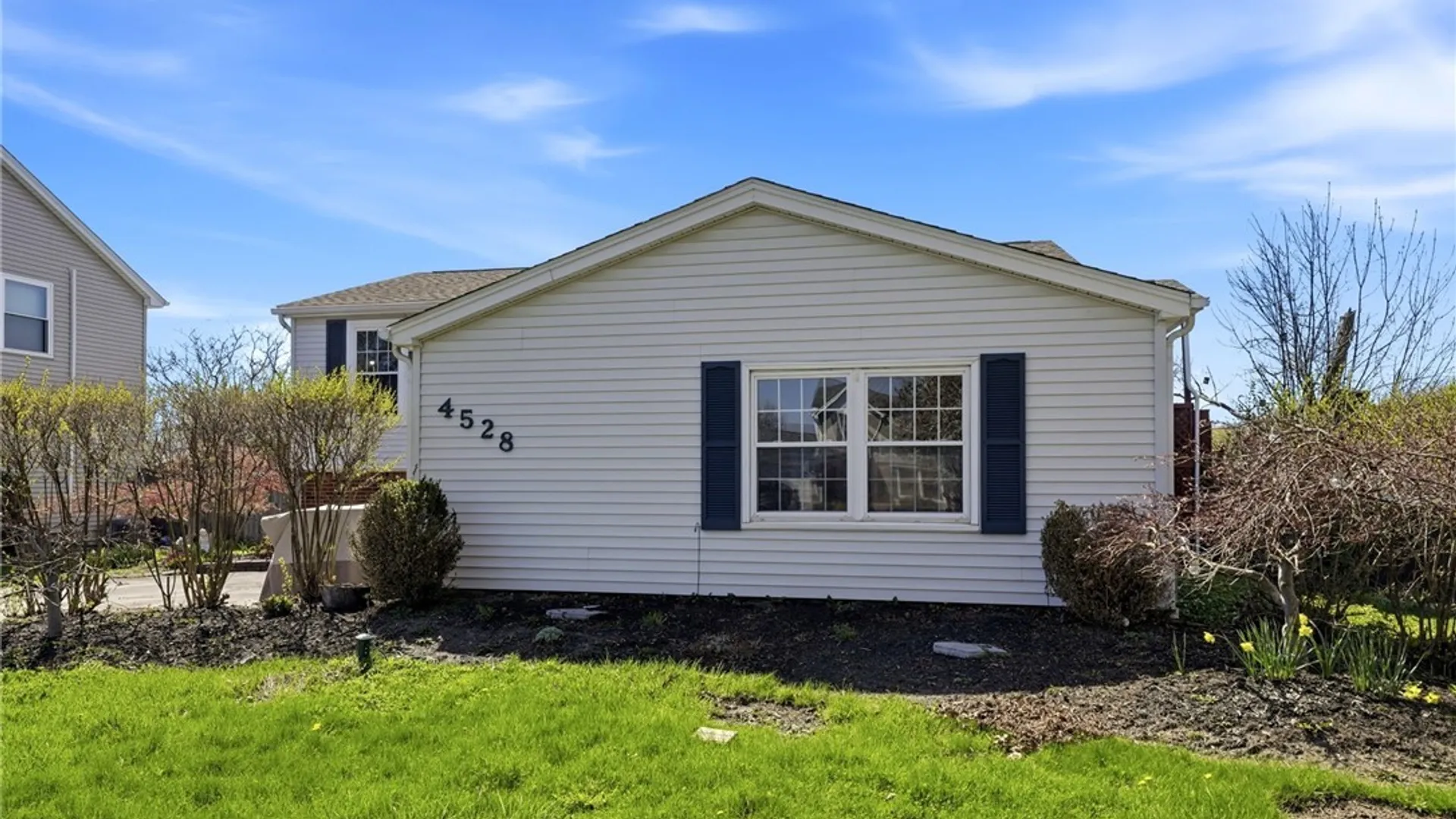 Property at 4528 Roundtree Road, Hamburg, NY 14075 4