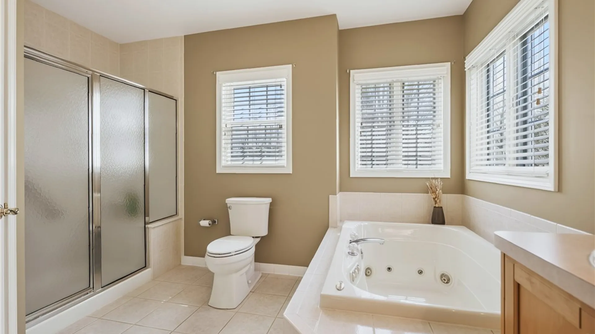 Property at 17 Sanibel Dr Drive, Perinton, NY 14450 27